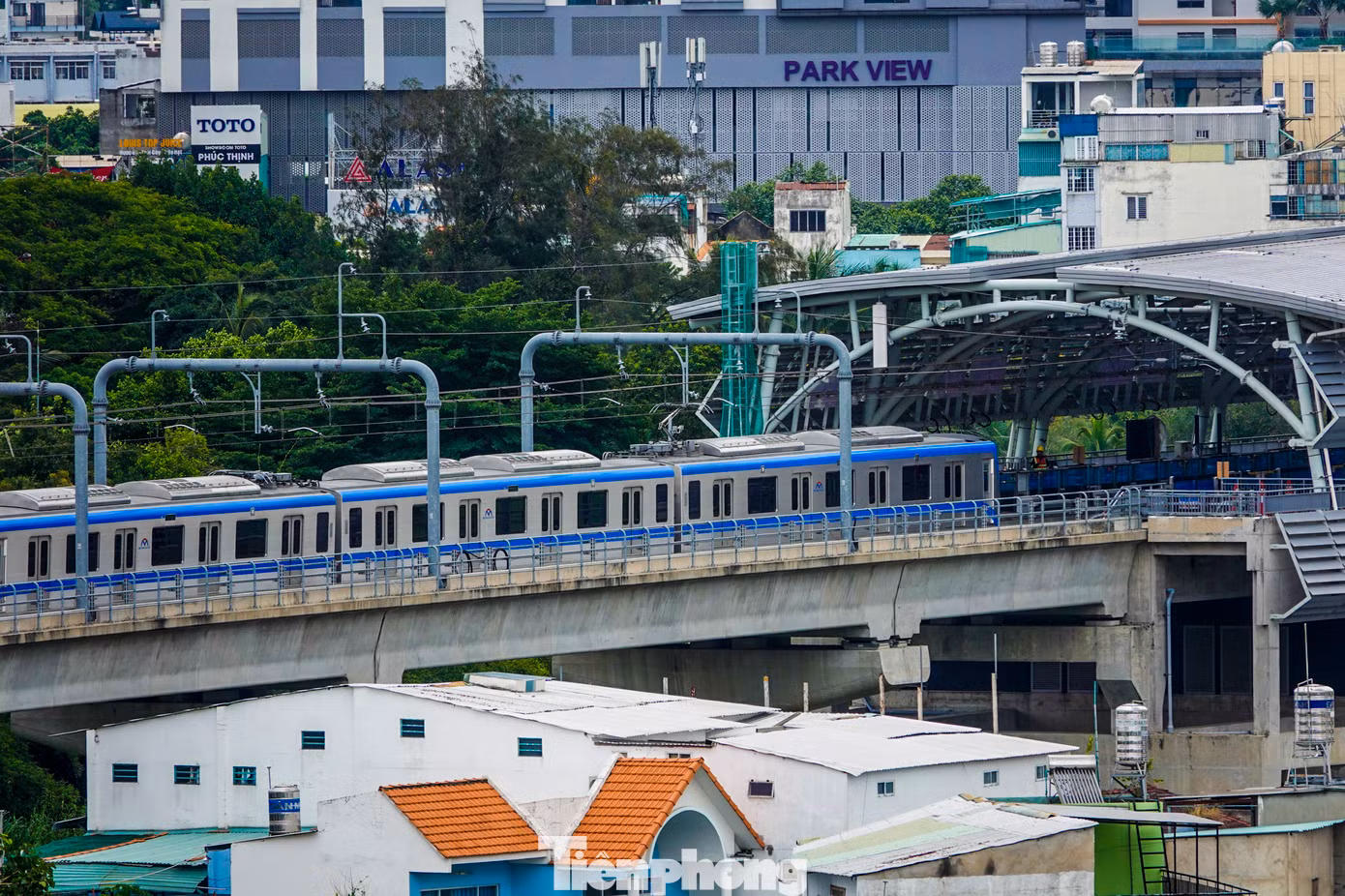 Tại mỗi ga, các đoàn tàu sẽ dừng 30 giây và hệ thống cửa chắn ke ga sẽ tự mở.