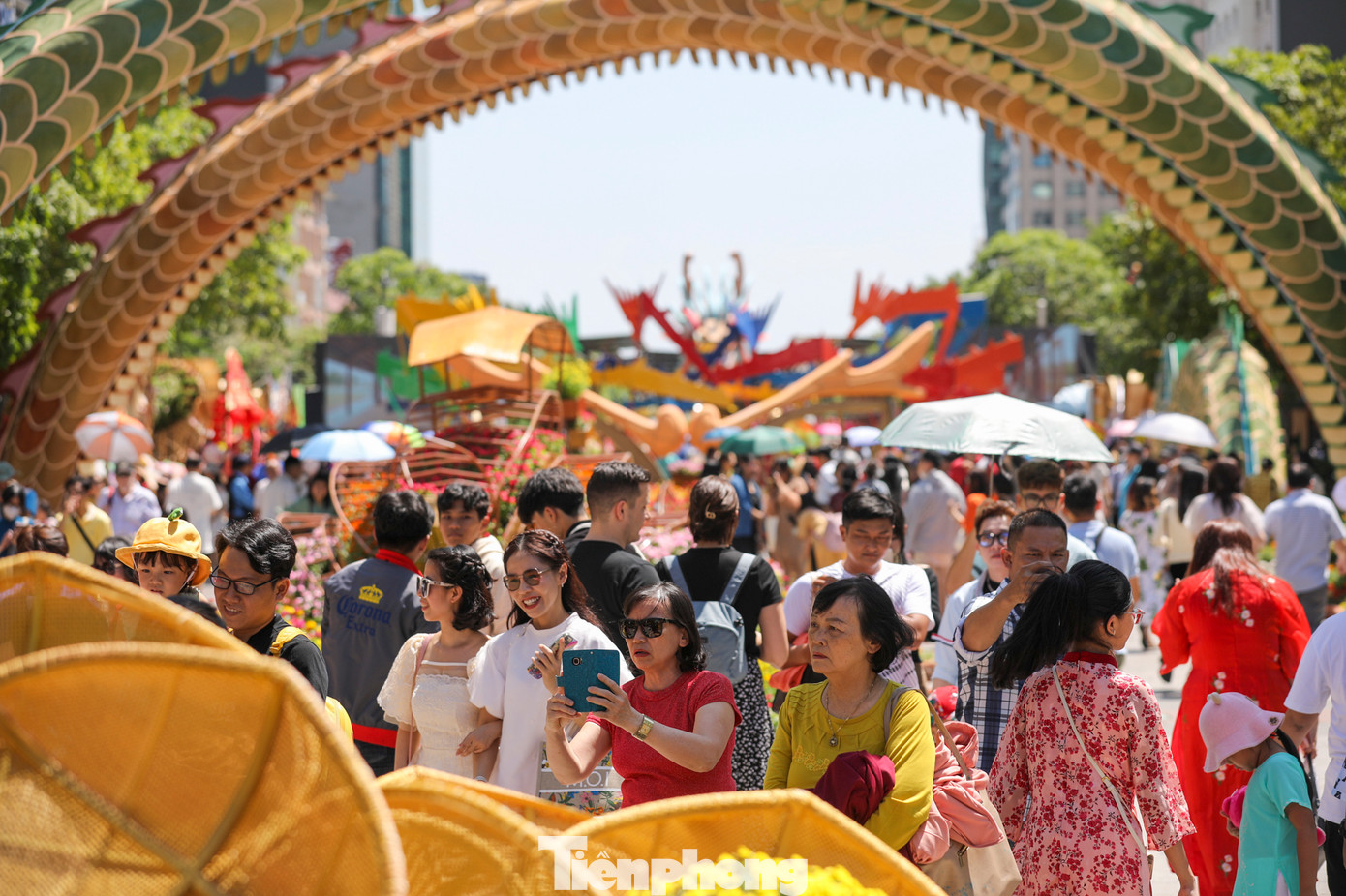 Nhiều người phải xếp hàng, cố gắng tìm những vị trí thuận lợi để lưu giữ lại những hình ảnh đẹp với linh vật rồng của đường hoa năm nay.