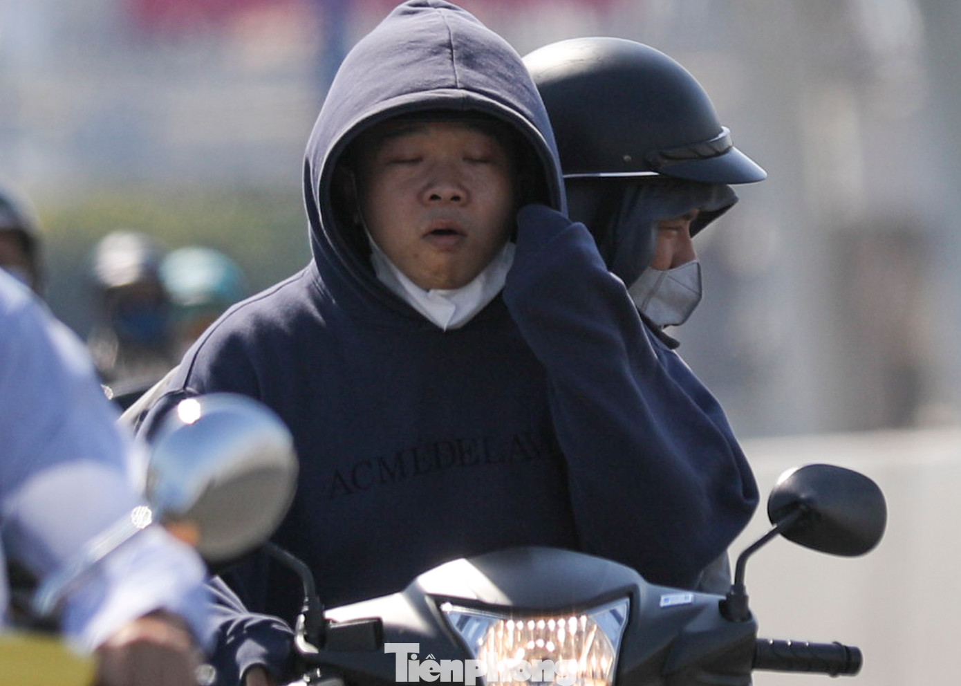 Ghi nhận tại TPHCM nắng nóng xuất hiện từ sớm và kéo dài cả ngày, thời điểm nắng nóng cao điểm là từ 12h - 16h mỗi ngày.