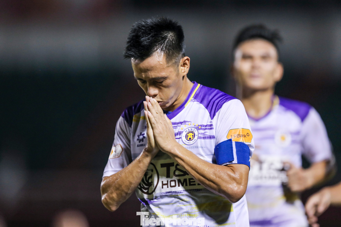 Tưởng chừng hiệp 1 sẽ khép lại với tỷ số hòa thì đúng vào khoảng thời gian bù giờ, Hà Nội được hưởng phạt đền vì tình huống phạm lỗi của Hạ Long với Văn Tùng trong vòng cấm địa. Trên chấm 11m, Văn Quyết dễ dàng khai thông bế tắc, giúp Hà Nội dẫn 1-0. Tưởng chừng hiệp 1 sẽ khép lại với tỷ số hòa thì đúng vào khoảng thời gian bù giờ, Hà Nội được hưởng phạt đền vì tình huống phạm lỗi của Hạ Long với Văn Tùng trong vòng cấm địa. Trên chấm 11m, Văn Quyết dễ dàng khai thông bế tắc, giúp Hà Nội dẫn 1-0.