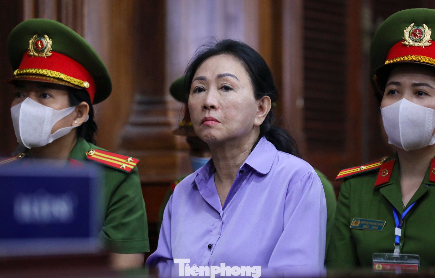 Bà Trương Mỹ Lan có mặt tại phiên toà với khuôn mặt hốc hác, không còn thần thái tự tin trước ống kính truyền thông như những ngày trước.