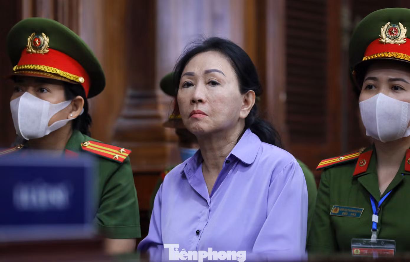 Bà Trương Mỹ Lan có mặt tại phiên toà với khuôn mặt hốc hác, không còn thần thái tự tin trước ống kính truyền thông như những ngày trước.