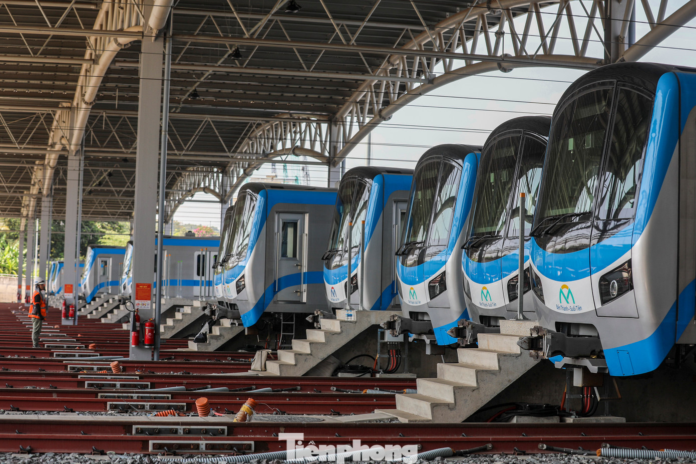 Depot có diện tích hơn 20 ha (giai đoạn hai mở rộng lên 27 ha) với các tòa nhà vận hành, xưởng chính, bãi đỗ, trạm vệ sinh, đường ray, khu nhiên liệu, hệ thống điện, tín hiệu đã hoàn thiện cơ bản.