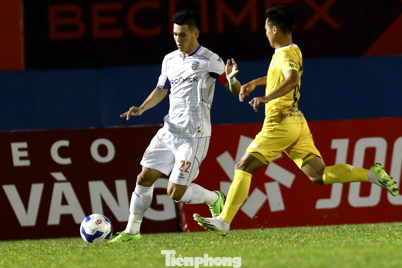 Hàng thủ của CLB Hải Phòng đánh chặn rất hiệu quả khiến cho bộ đôi tiền đạo Vĩ Hào và Tiến Linh bị vô hiệu hóa do không được cung cấp nhiều bóng. Hàng thủ của CLB Hải Phòng đánh chặn rất hiệu quả khiến cho bộ đôi tiền đạo Vĩ Hào và Tiến Linh bị vô hiệu hóa do không được cung cấp nhiều bóng.