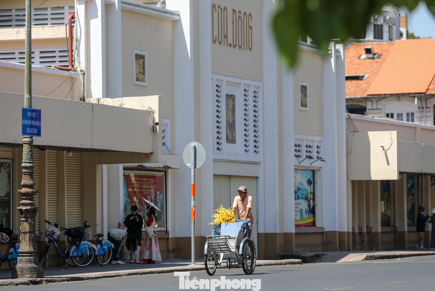 Theo cơ quan khí tượng thủy văn, dịp Tết Nguyên đán 2024 nằm trong những đợt nắng nóng nhất tại Nam Bộ do vùng áp thấp nóng phía Tây bị nén về phía Nam.