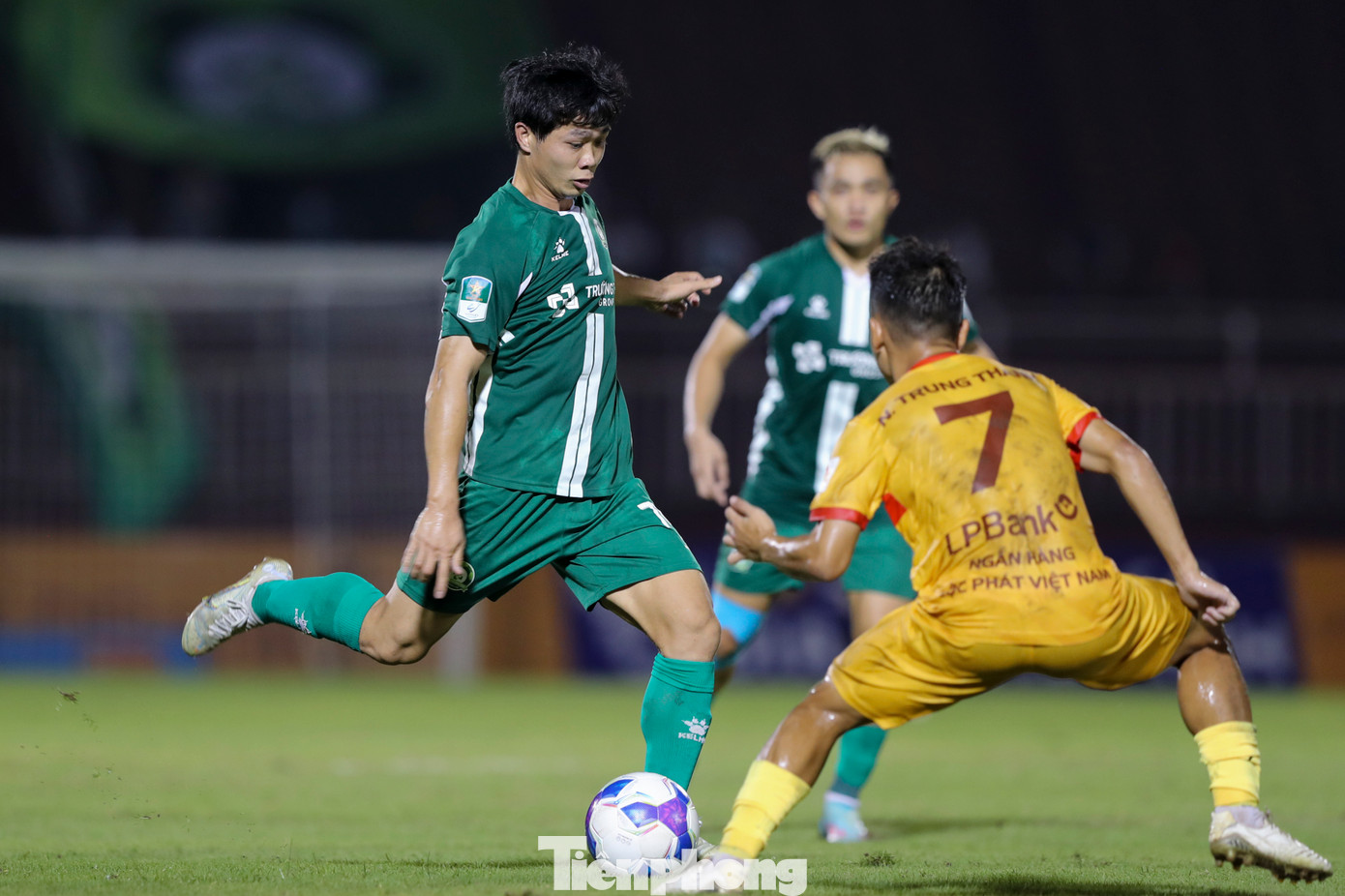 Phút 61, Công Phượng có tình huống dứt điểm gần như là duy nhất trong trận đấu nhưng đáng tiếc tiền đạo số 70 lại đưa bóng đi vọt xà.