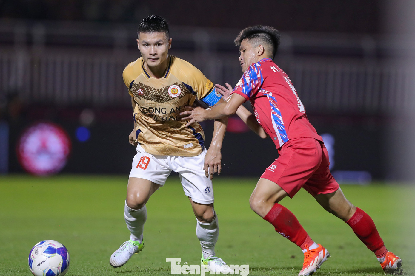 Ngay từ những phút đầu của trận đấu, CAHN đã nắm thế chủ động, nhưng các học trò HLV Polking vẫn chưa tạo được nhiều pha uy hiếp khung thành của thủ môn Lê Giang.