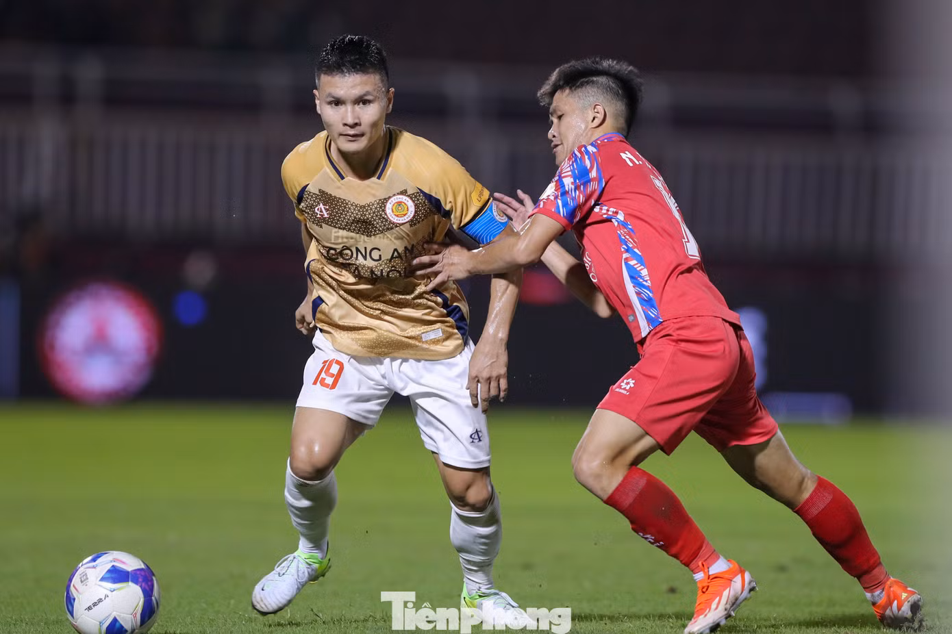 Ngay từ những phút đầu của trận đấu, CAHN đã nắm thế chủ động, nhưng các học trò HLV Polking vẫn chưa tạo được nhiều pha uy hiếp khung thành của thủ môn Lê Giang.