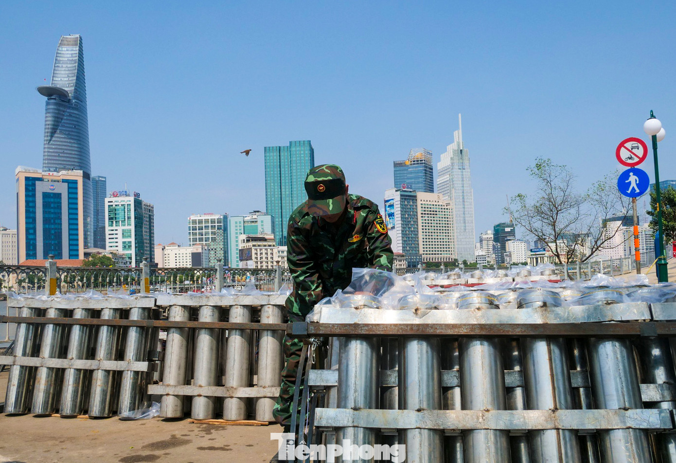 Thời gian bắn trong vòng 15 phút, từ 0h đến 0h15 ngày 10/2.