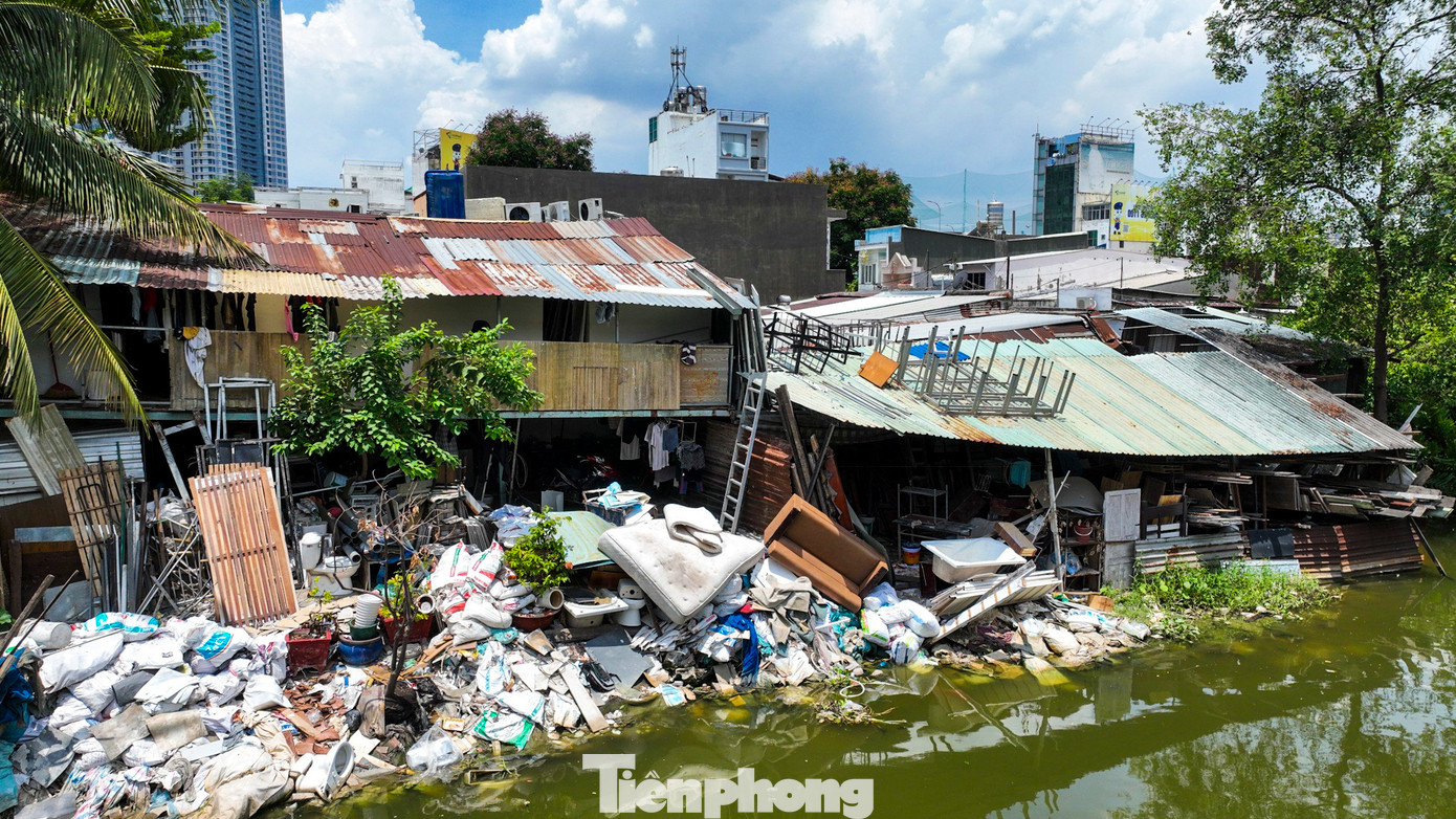 Sở Xây dựng TPHCM đã đề xuất chi khoảng 6.200 tỉ đồng vốn ngân sách để cải tạo rạch Văn Thánh từ nay đến năm 2028. Dự án sẽ di dời 1.063 căn nhà để nạo vét và xây dựng đường giao thông hai bên.