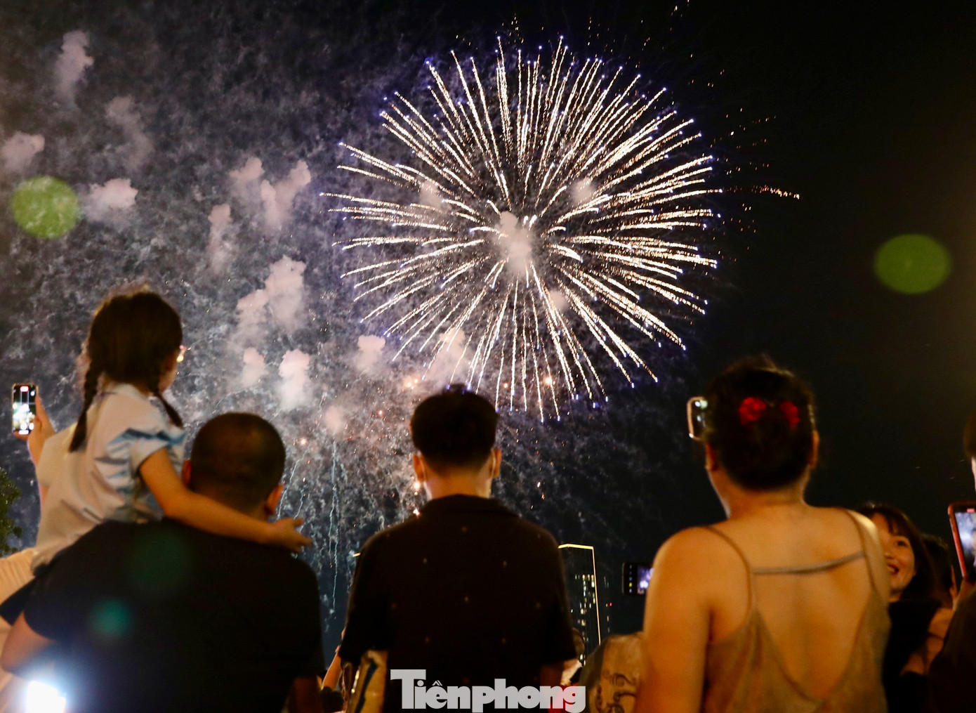 Đúng 21h, những loạt pháo hoa đầu tiên được bắn lên trên bầu trời TPHCM.