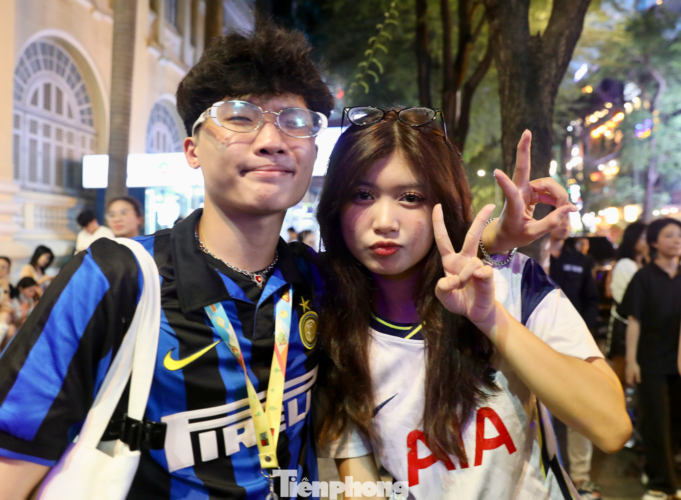 Nhiều bạn trẻ chọn cách có mặt từ sớm để có một vị trí ngồi xem chương trình.