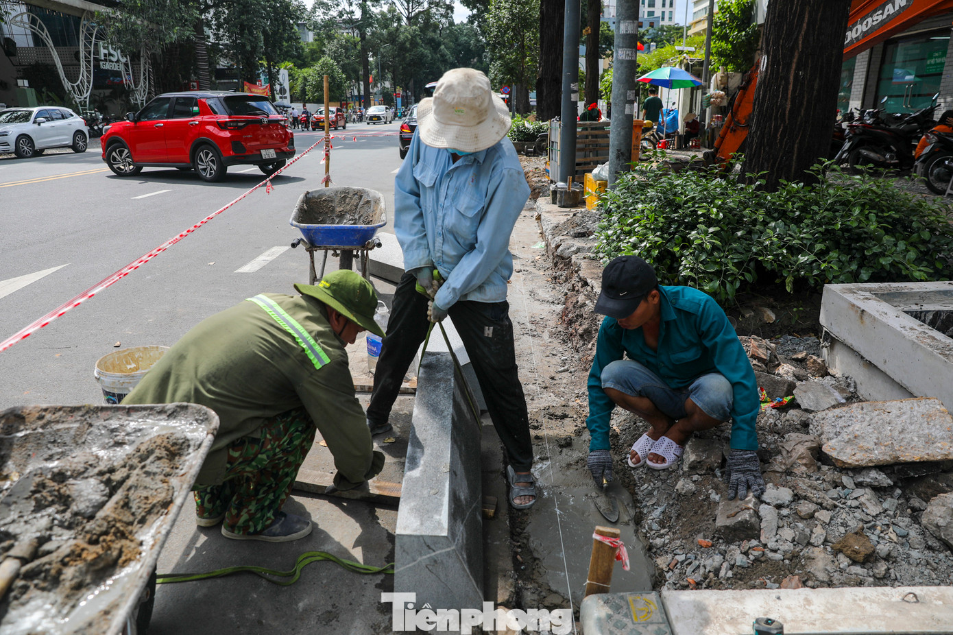 Đầu tháng 8, lớp gạch cũ trên vỉa hè đường Phạm Ngọc Thạch - Nguyễn Văn Chiêm được dỡ bỏ, nền được trám đá dăm trước khi lát đá granite.