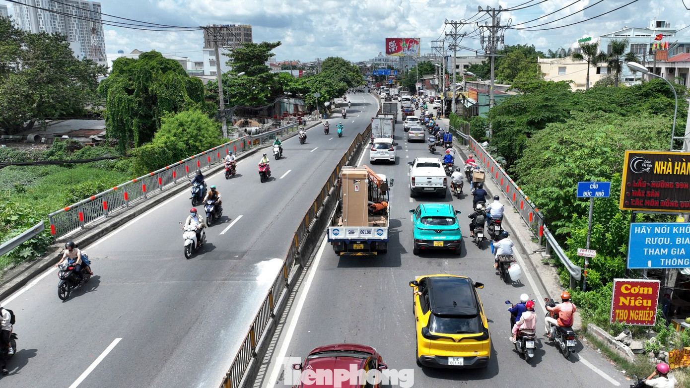 Trước đó vào tháng 10/2023, Trung tâm Quản lý hạ tầng giao thông đường bộ (thuộc Sở GTVT TPHCM) đã hoàn tất mở rộng &quot;nút cổ chai&quot; cầu Ông Dầu trên quốc lộ 13, đoạn qua TP Thủ Đức bằng việc xây thêm nhánh cầu tạm rộng 2m cho xe máy đi từ hướng ngã tư Bình Phước về quận Bình Thạnh.