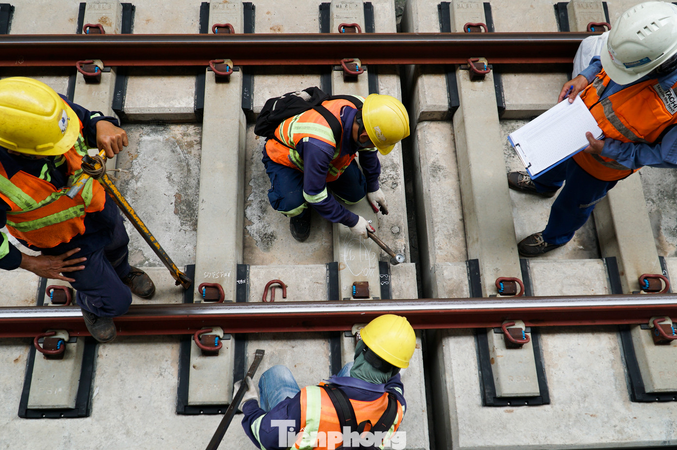 Dụng cụ của nhóm bảo trì, bảo dưỡng này mang theo rất đơn giản với búa cao su, thước đo, xà beng, kềm, sổ sách ghi chép.