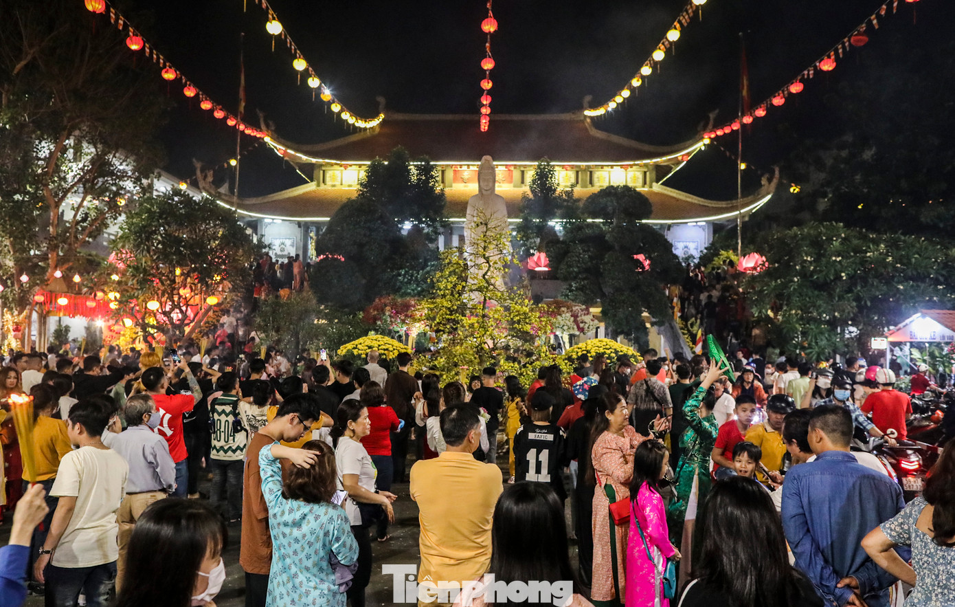 Ở phía sân chùa Vĩnh Nghiêm, rất đông các Phật tử thắp nhang cầu nguyện dưới chân tượng Phật Quán Thế Âm Bồ Tát.