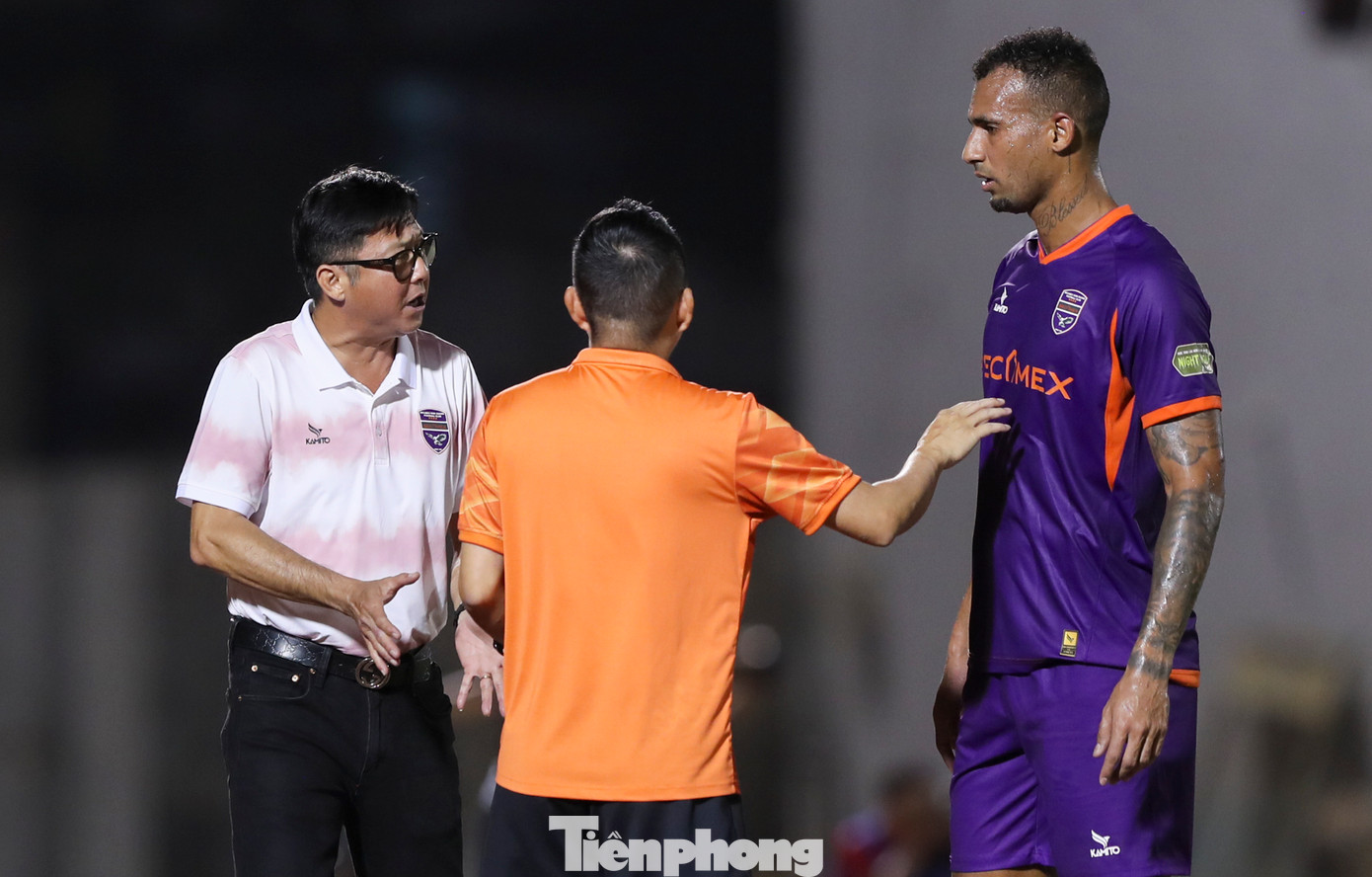 Thuyền trưởng của CLB Bình Dương dành thời gian rất lâu để có những góp ý gay gắt đối với trung vệ người Brazil. Thuyền trưởng của CLB Bình Dương dành thời gian rất lâu để có những góp ý gay gắt đối với trung vệ người Brazil.