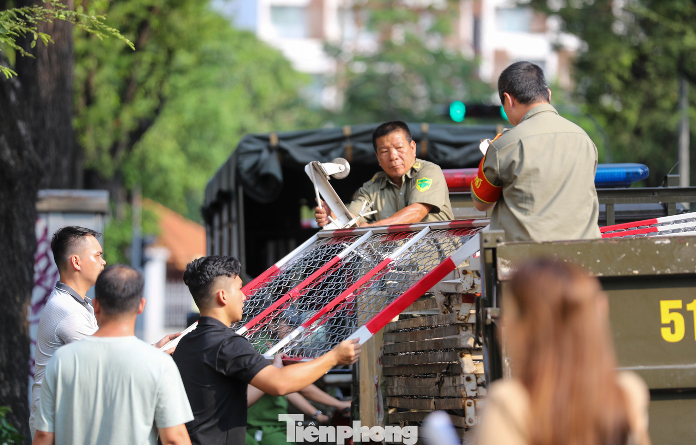 Lực lượng chức năng sớm sắp xếp hàng rào để hạn chế phương tiện di chuyển qua lại thuộc các tuyến đường xung quanh TAND TPHCM (quận 1).