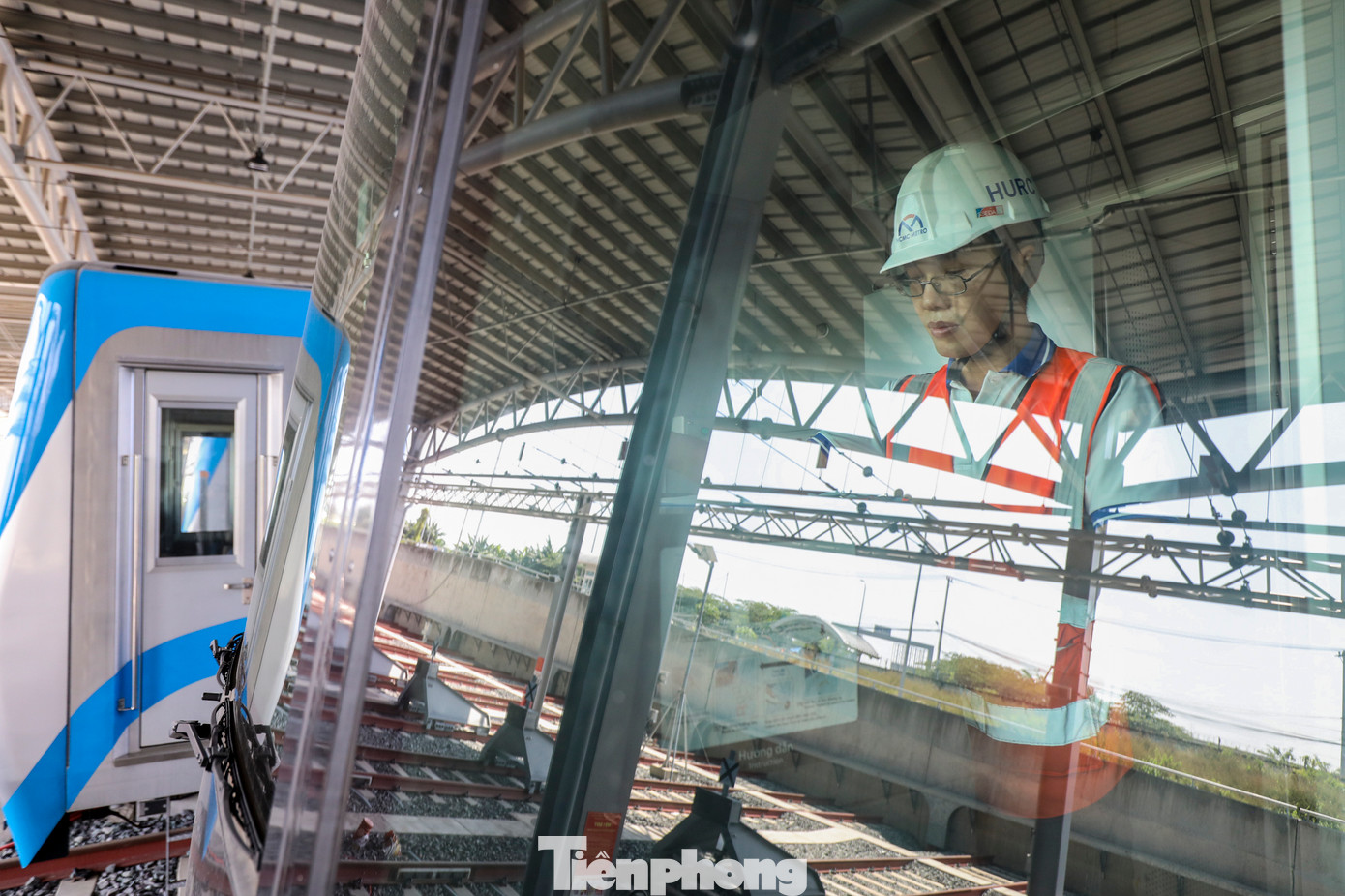 Sau khi xác nhận đúng và đủ các thông tin, lái tàu Xuân Tú được bàn giao các thiết bị, chìa khóa và lập tức rời nhà điều hành ra bãi đậu tàu cách đó không xa.