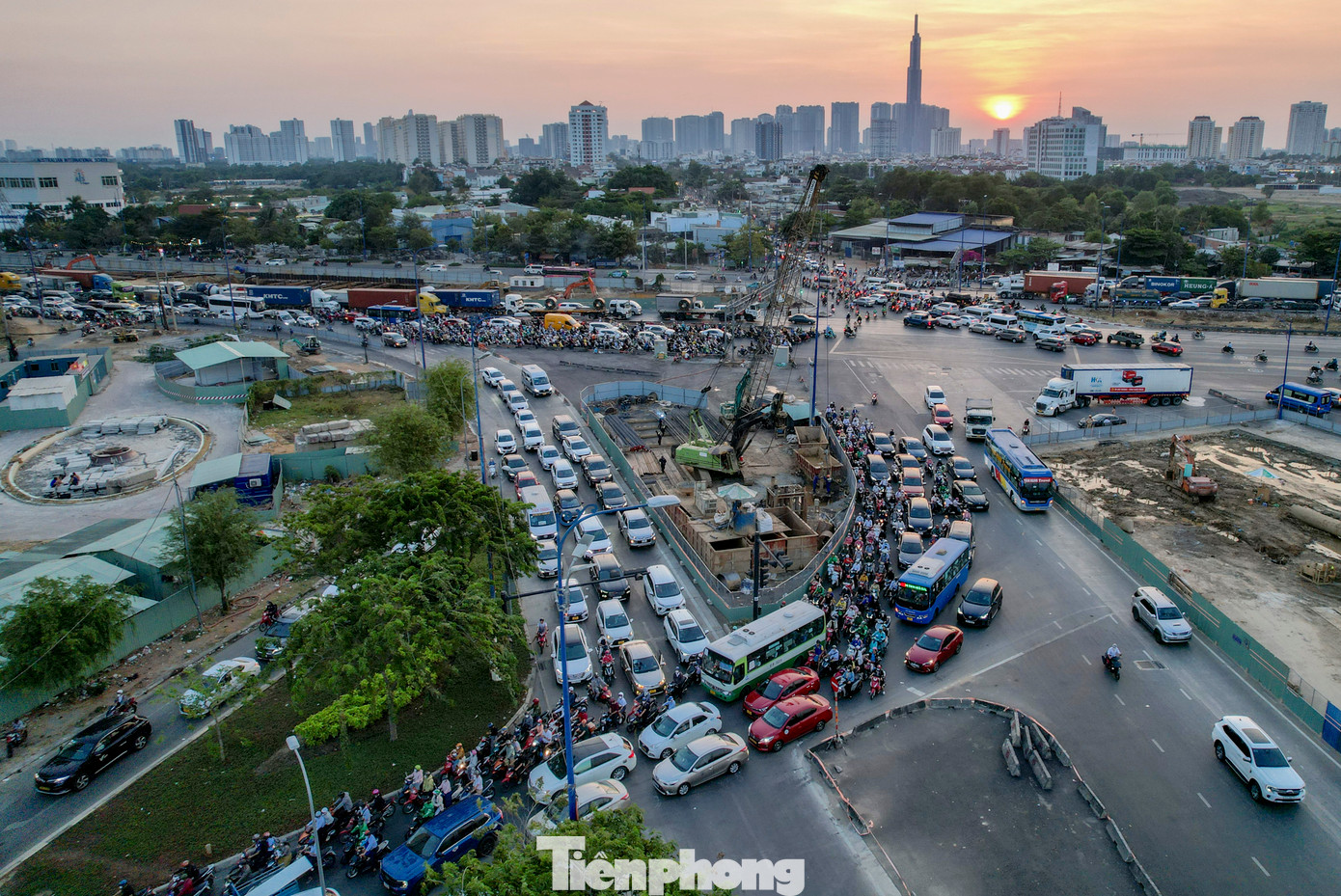 Đường Mai Chí Thọ đoạn từ nút giao Đồng Văn Cống kéo dài về nút giao An Phú trở thành "nút thắt cổ chai", lượng phương tiện bị ùn ứ do rào chắn công trình chiếm một phần mặt đường.