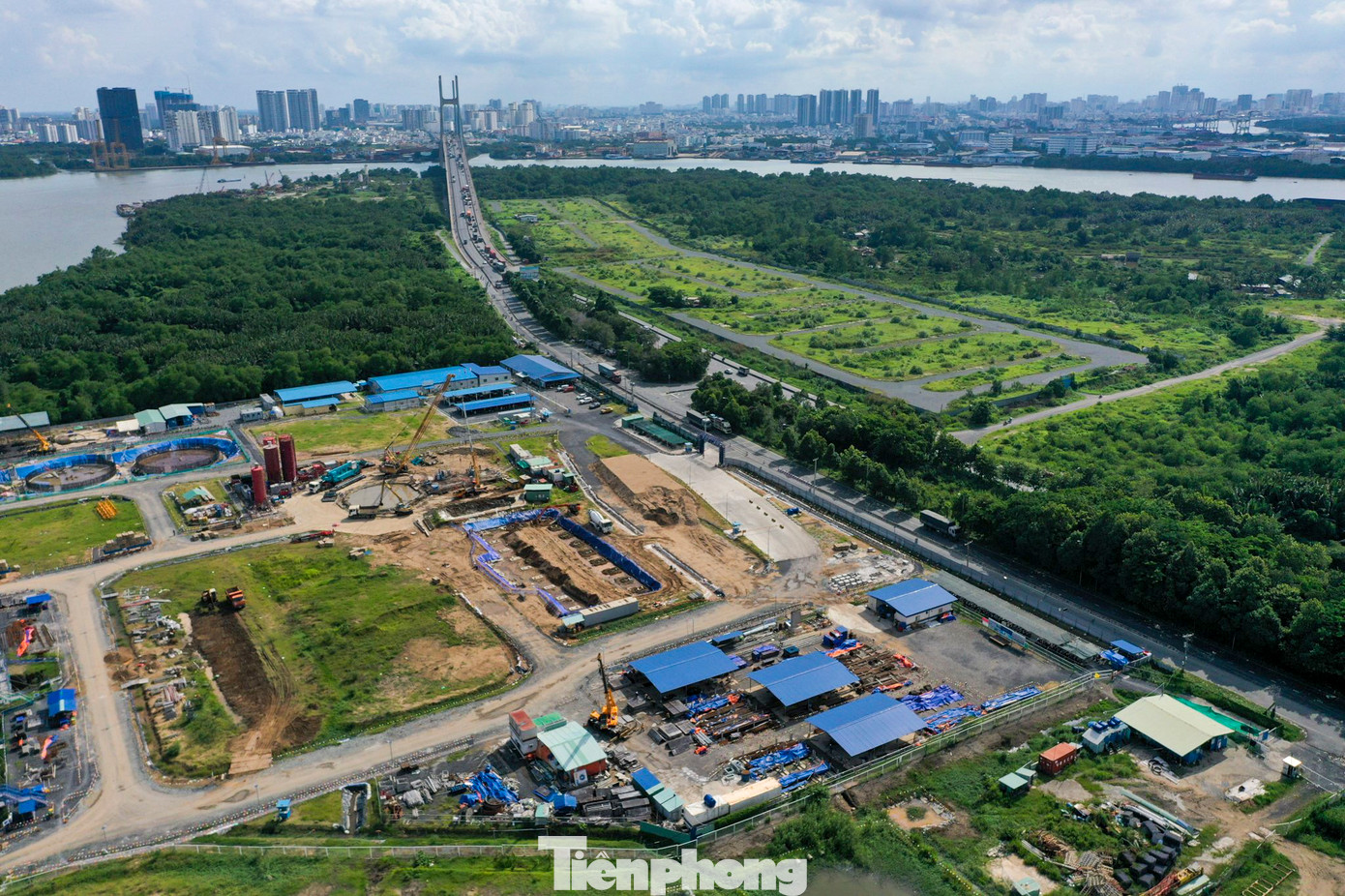 Theo chủ đầu tư, nhà máy áp dụng công nghệ tiên tiến xử lý sinh học MBBR (moving bed biofilm reactor), sử dụng các giá thể dạng di động cho vi sinh vật bám dính và phát triển để loại bỏ các chất hữu cơ trong nước thải. Nước thải sẽ được bơm lên bể xử lý sinh học rồi qua bể làm sạch và lắng trước khi khử trùng bằng tia cực tím (UV).