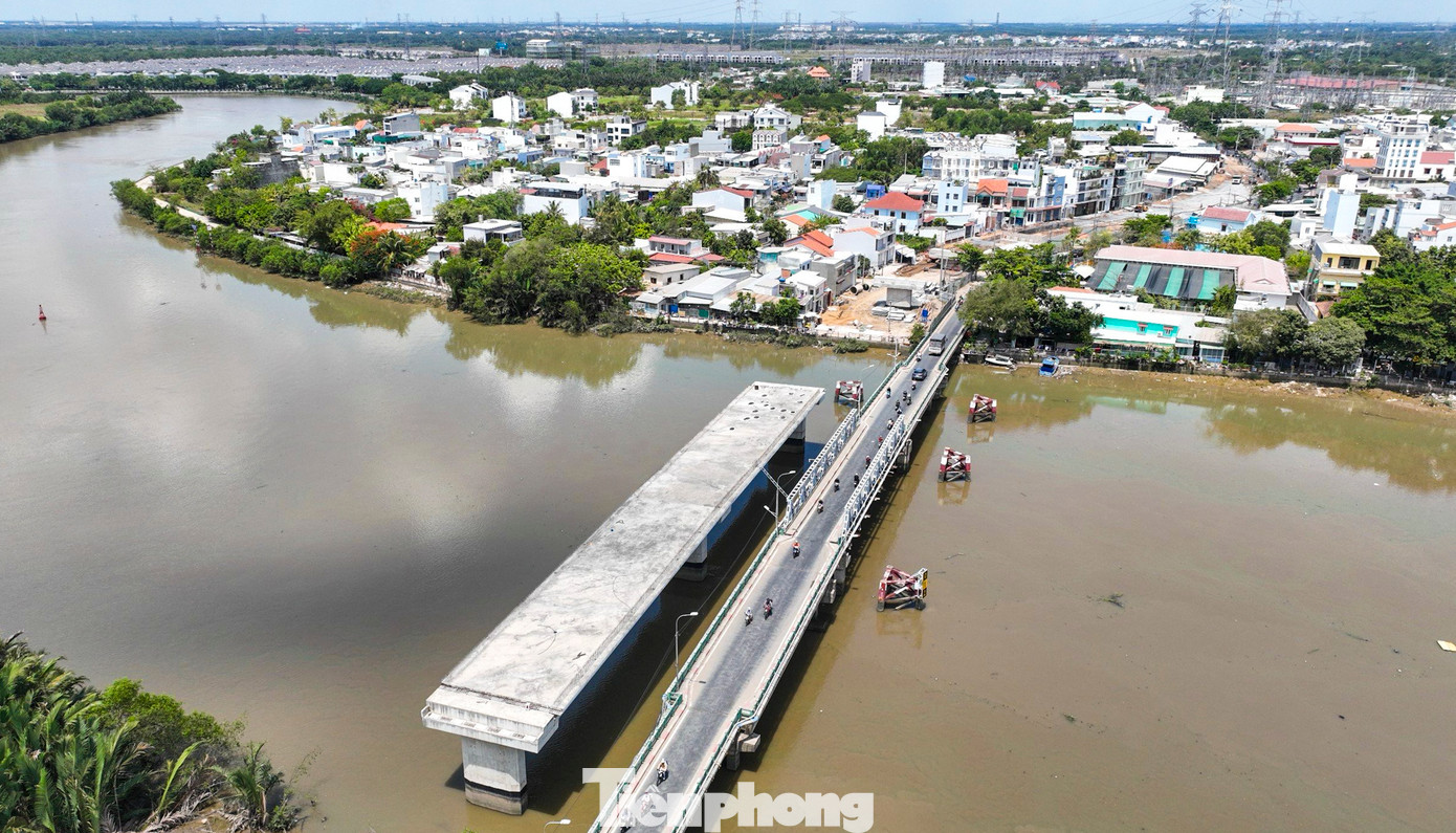Dự án cầu Phước Long mới dài 359m, được khởi công vào tháng 2/2020 với tổng vốn đầu tư gần 398 tỷ đồng nhưng sau đó phải tạm dừng khi mới thi công xong một số trụ cầu do chưa được bàn giao đủ mặt bằng.