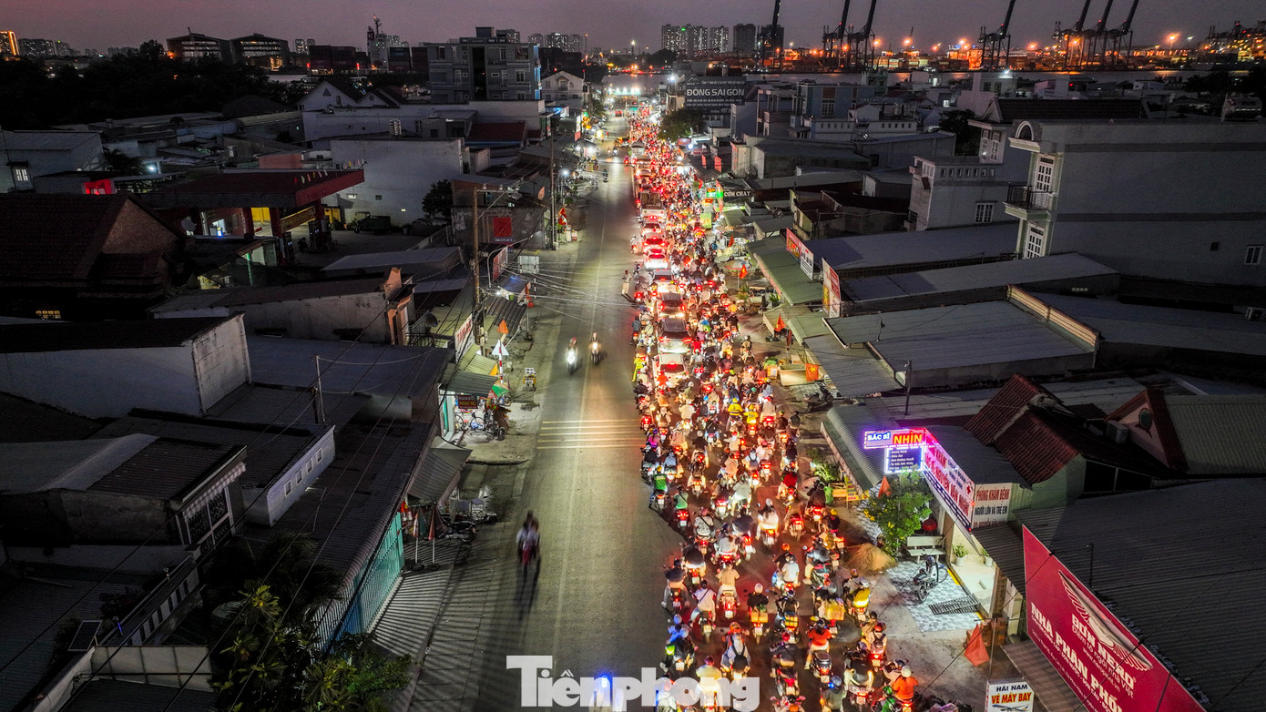 Phương tiện di chuyển khá khó khăn do ùn tắc kéo dài.