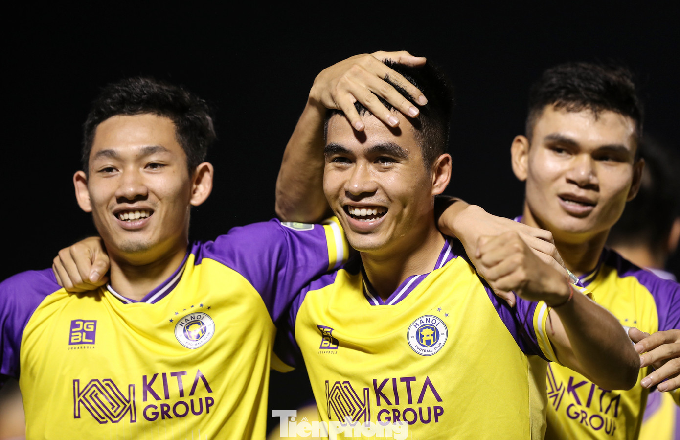 Ngay ở phút thứ 4, CLB Hà Nội có pha tấn công sắc nét, Tuấn Hải chuyền bóng để Đình Hai khống chế khéo léo loại bỏ hậu vệ TPHCM trước khi sút tung lưới đội chủ nhà. Ngay ở phút thứ 4, CLB Hà Nội có pha tấn công sắc nét, Tuấn Hải chuyền bóng để Đình Hai khống chế khéo léo loại bỏ hậu vệ TPHCM trước khi sút tung lưới đội chủ nhà.