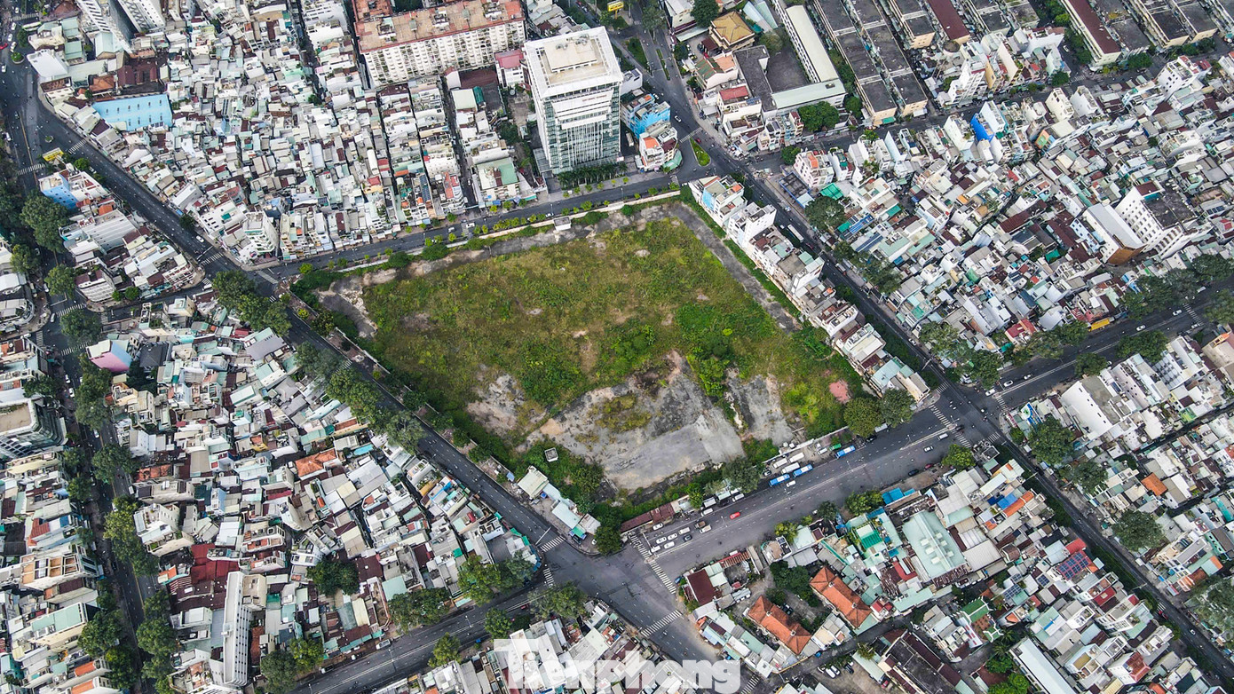 Khu đất 152 Trần Phú (quận 5) được quy hoạch xây dựng thành khu phức hợp cao ốc văn phòng và căn hộ cao cấp nhưng gần 20 năm qua vẫn bị bỏ trống, cỏ dại mọc um tùm.