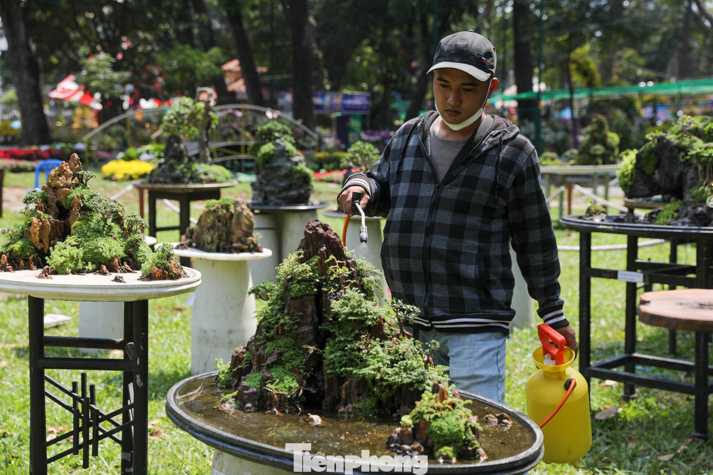 "Tôi hy vọng cùng với mọi người làm đẹp Hội hoa xuân để người dân đến chung vui. Với những người trồng và chăm sóc cây như tôi thấy mọi người đến ngắm nhìn, thưởng thức là niềm hạnh phúc lớn", nhân viên của một nhà vườn chia sẻ.