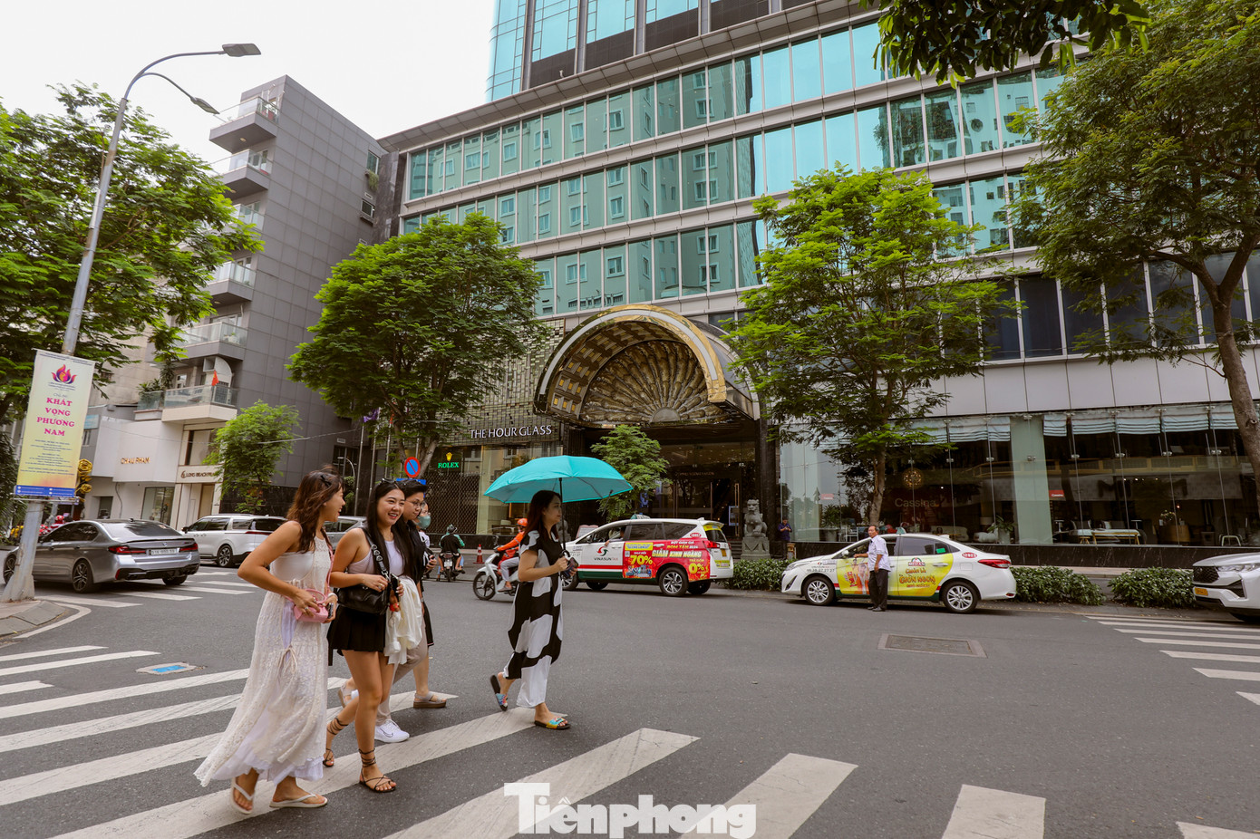 Trên một số trang rao bán, cho thuê nhà đất, giá thuê mặt bằng đường Đồng Khởi đều ở mức vài trăm triệu đồng mỗi tháng, tùy diện tích.