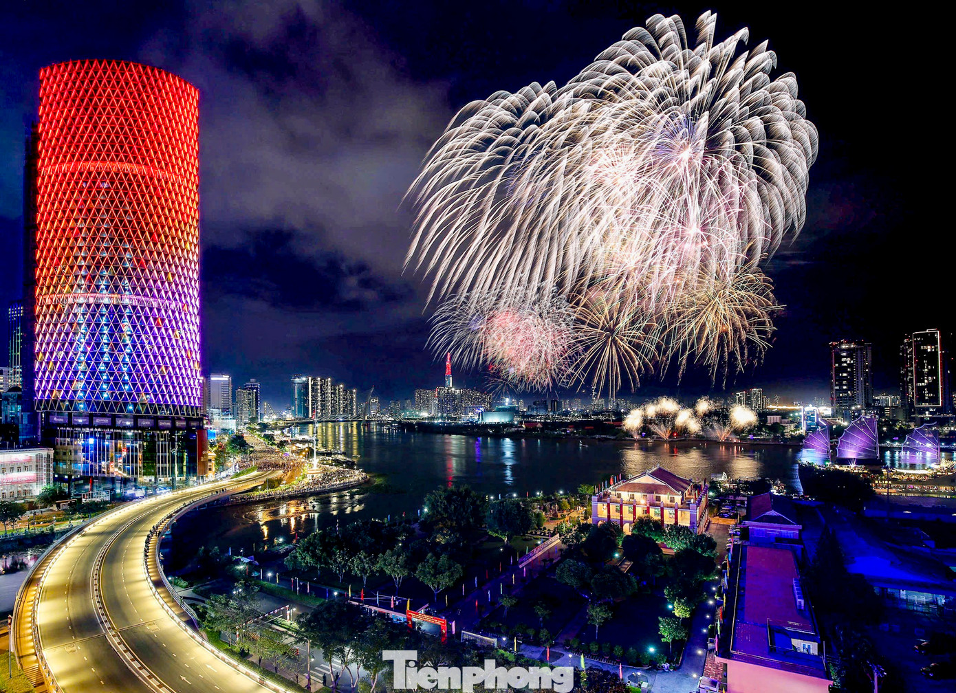 Đúng 21h, những chùm pháo hoa đầu tiên bừng sáng trên bầu trời TPHCM, mở màn trình diễn pháo hoa chào mừng Quốc khánh 2/9.