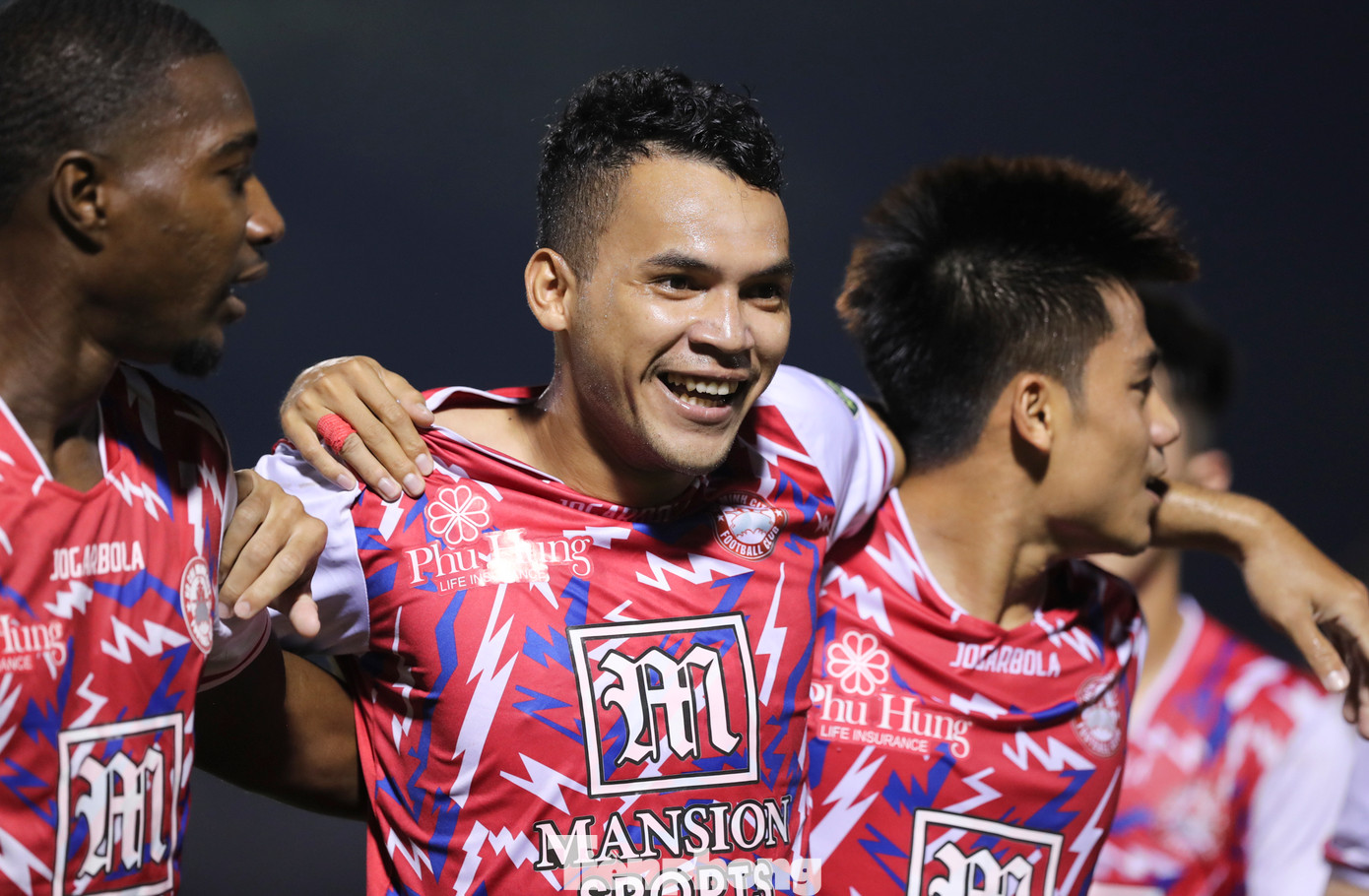 HLV Phùng Thanh Phương muốn chơi tất tay khi thay hai cầu thủ tấn công vào sân là Cheick Timite và Lâm Thuận. Sự thay đổi này đã mang đến hiệu quả khi ở phút 62, Lâm Thuận tận dụng tình huống lộn xộn trong vòng cấm để tung ra cú sút quyết đoán nâng tỉ số lên 2-1.