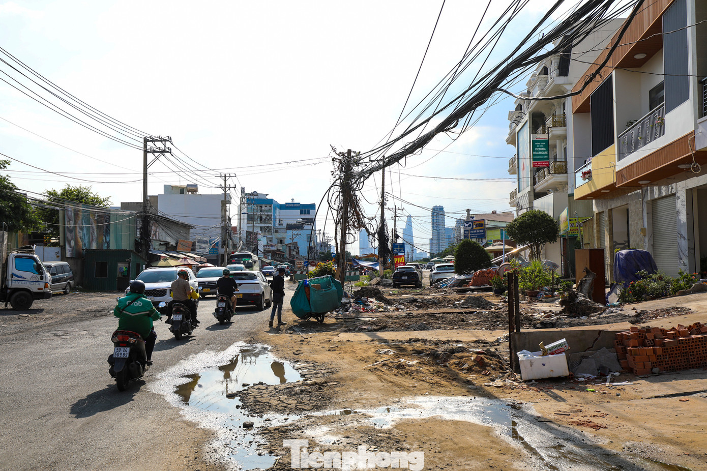 Nhiều nơi bị bó hẹp, một số chỗ đang được rào chắn để thi công, như đoạn từ khúc giao Lương Định Của và đường An Tư Công Chúa đến vòng xoay Lương Định Của - Trần Não. Nhiều nơi bị bó hẹp, một số chỗ đang được rào chắn để thi công, như đoạn từ khúc giao Lương Định Của và đường An Tư Công Chúa đến vòng xoay Lương Định Của - Trần Não.