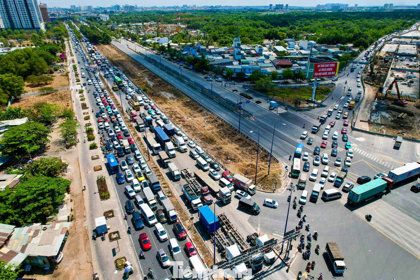 Tại khu vực nút giao An Phú và đường dẫn vào cao tốc TPHCM – Long Thành – Dầu Giây rơi vào tình trạng kẹt không lối thoát.