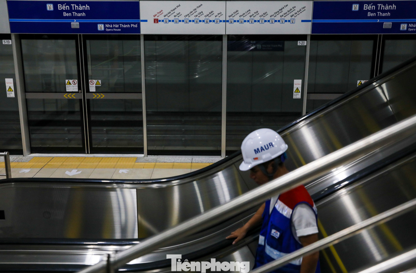 Toàn bộ các tầng đều có 2 thang máy, thang bộ và thang cuốn cho hành khách.