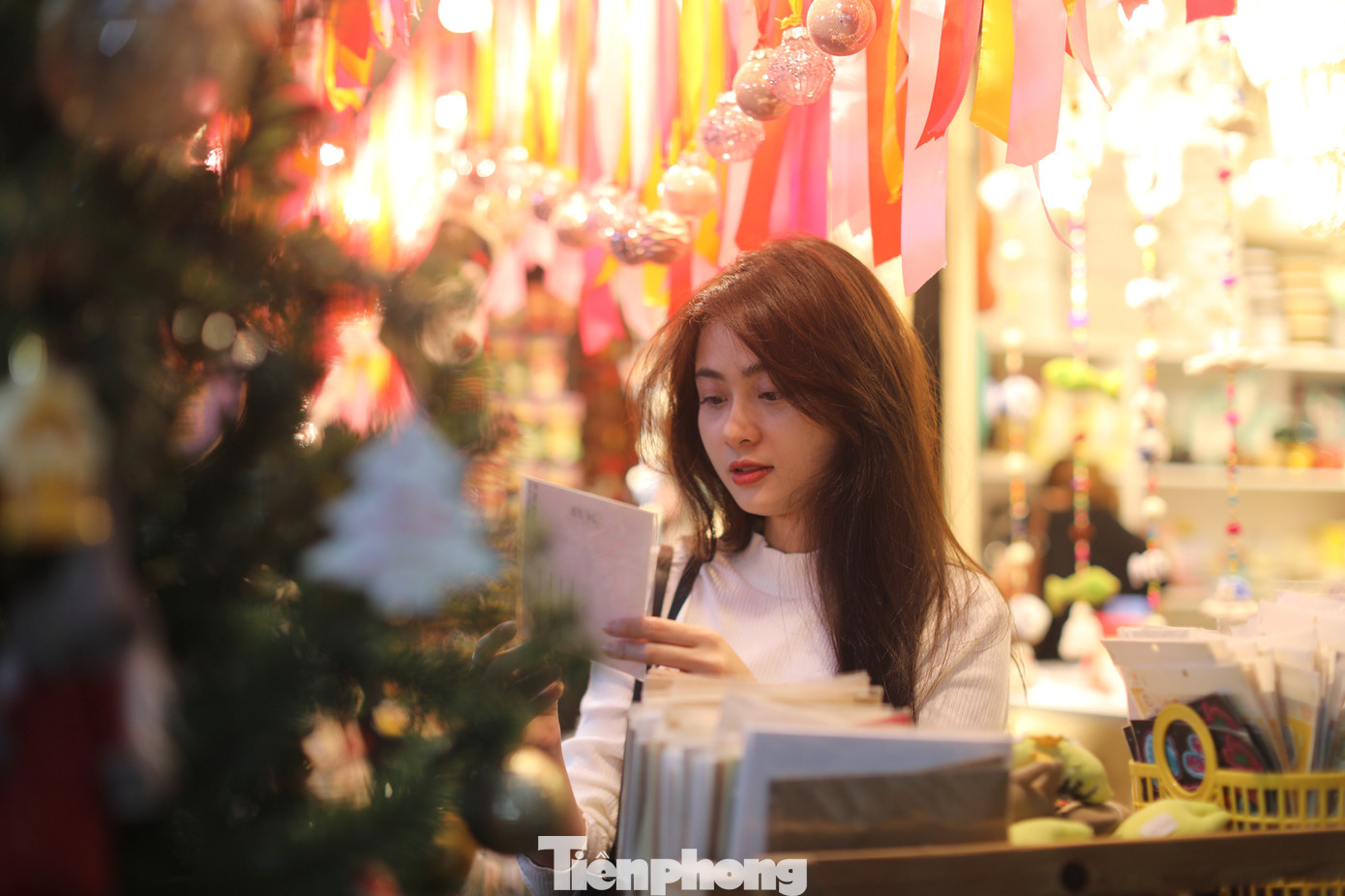 Bạn Hân (ở Tân Bình) chia sẻ: "Dịp Giáng sinh năm nay thời tiết dễ chịu nên tôi đã tranh thủ cùng bạn bè ra khu vực trung tâm từ sớm để tận hưởng không khí náo nhiệt tại đây".