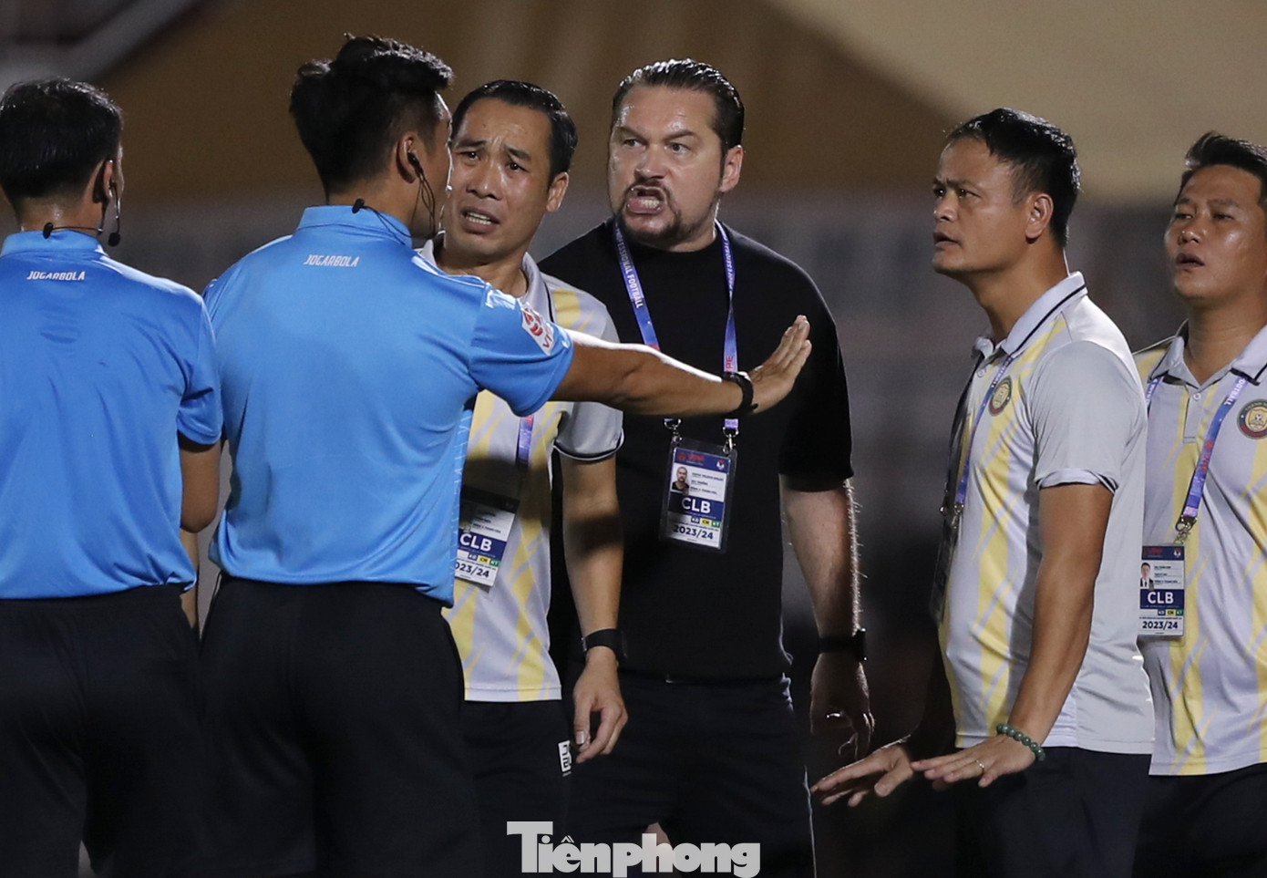 Tổ trọng tài phải liên tục nhắc nhở những cái đầu nóng bên phía ban huấn luyện CLB Thanh Hoá.