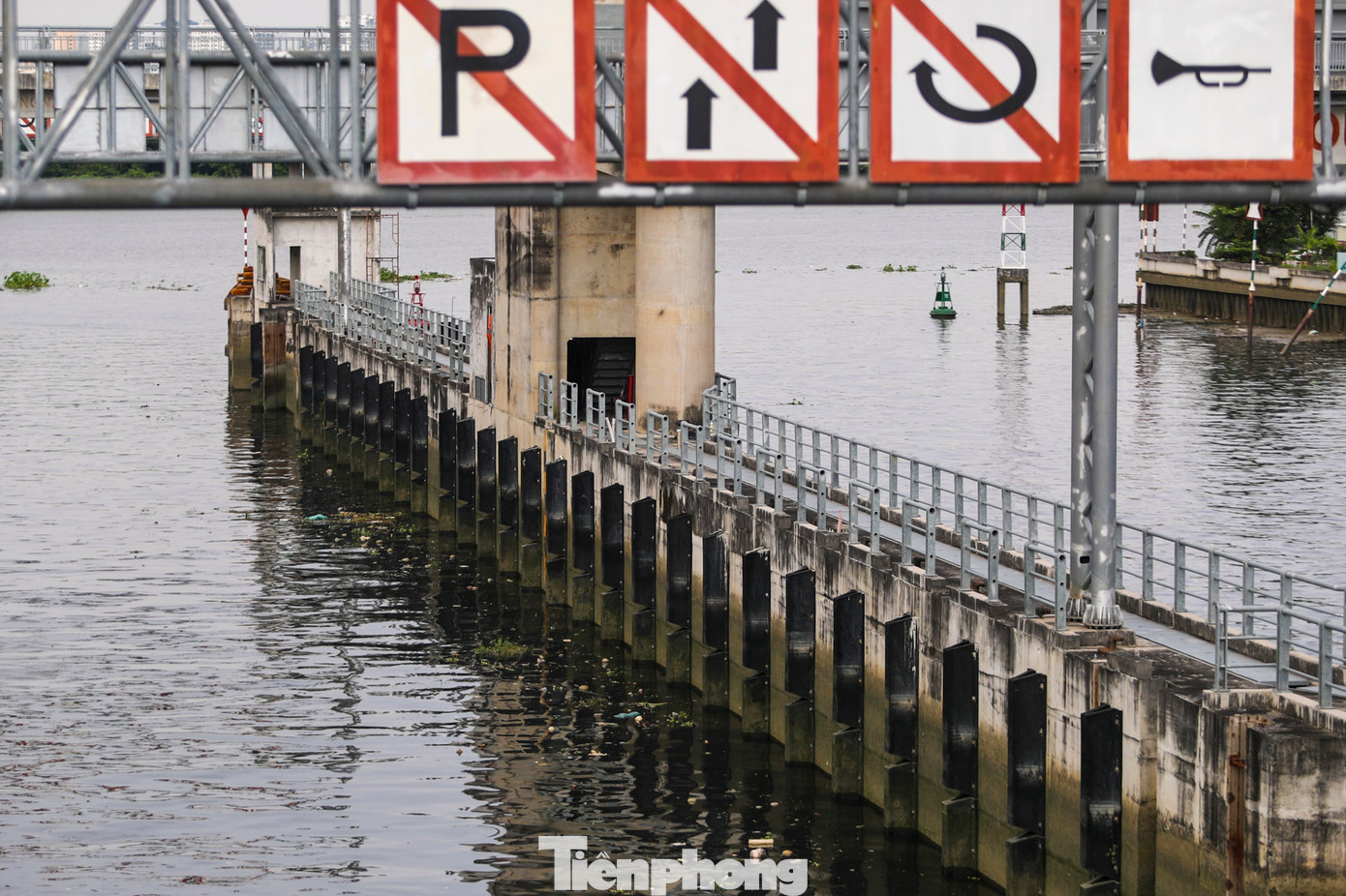 Dù các vướng mắc trên đã được xử lý nhưng sau đó dự án vẫn tiếp tục tạm dừng vì hàng loạt vướng mắc khác.