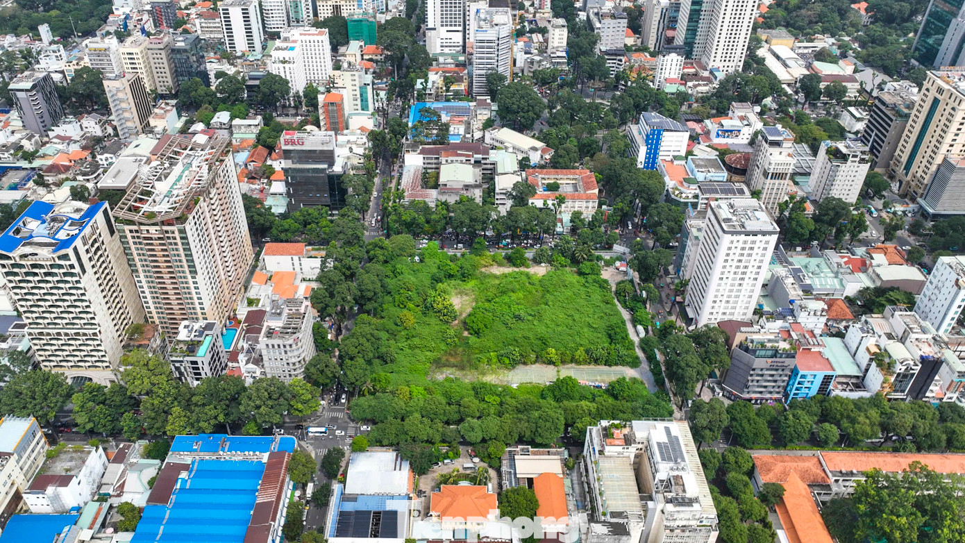 Nhà thi đấu Phan Đình Phùng nằm trên khu "đất vàng" trung tâm thành phố với 4 mặt tiền đường: Pasteur, Nguyễn Đình Chiểu, Nam Kỳ Khởi Nghĩa và Võ Văn Tần. Nhà thi đấu Phan Đình Phùng nằm trên khu "đất vàng" trung tâm thành phố với 4 mặt tiền đường: Pasteur, Nguyễn Đình Chiểu, Nam Kỳ Khởi Nghĩa và Võ Văn Tần.