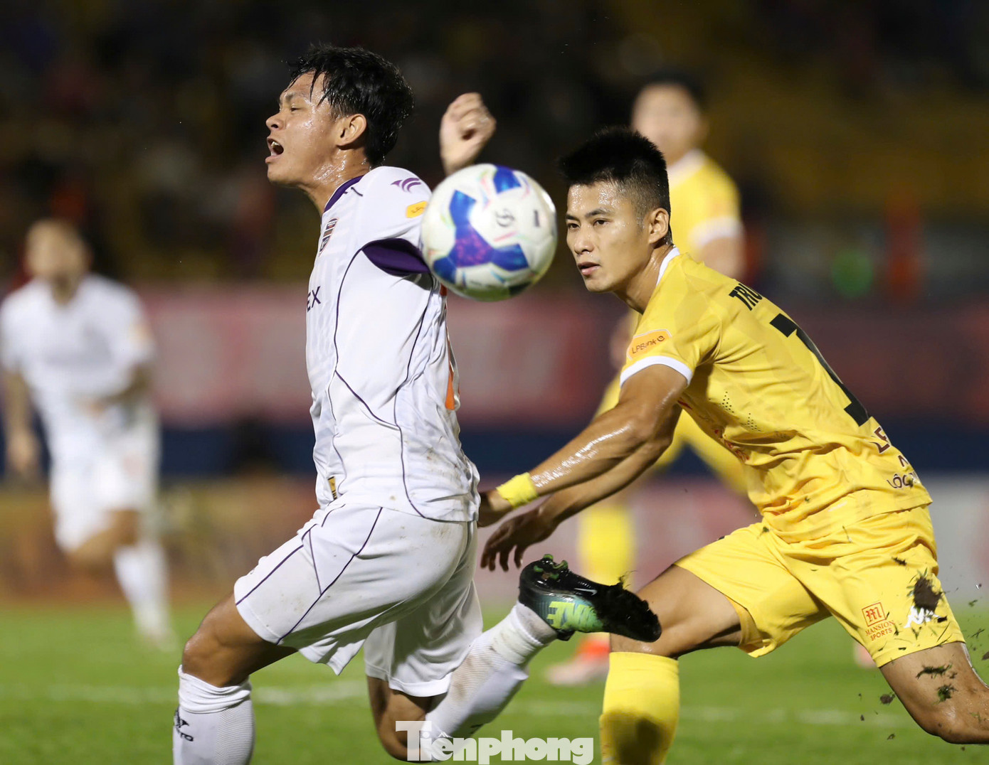 Dù sở hữu dàn cầu thủ không mấy nức tiếng, lại ít ngoại binh hơn, nhưng đội khách nhập cuộc rất tự tin. Sự chắc chắn ở tuyến giữa giúp cho Hải Phòng tạo thế trận khá cân bằng với đội chủ nhà. Dù sở hữu dàn cầu thủ không mấy nức tiếng, lại ít ngoại binh hơn, nhưng đội khách nhập cuộc rất tự tin. Sự chắc chắn ở tuyến giữa giúp cho Hải Phòng tạo thế trận khá cân bằng với đội chủ nhà.