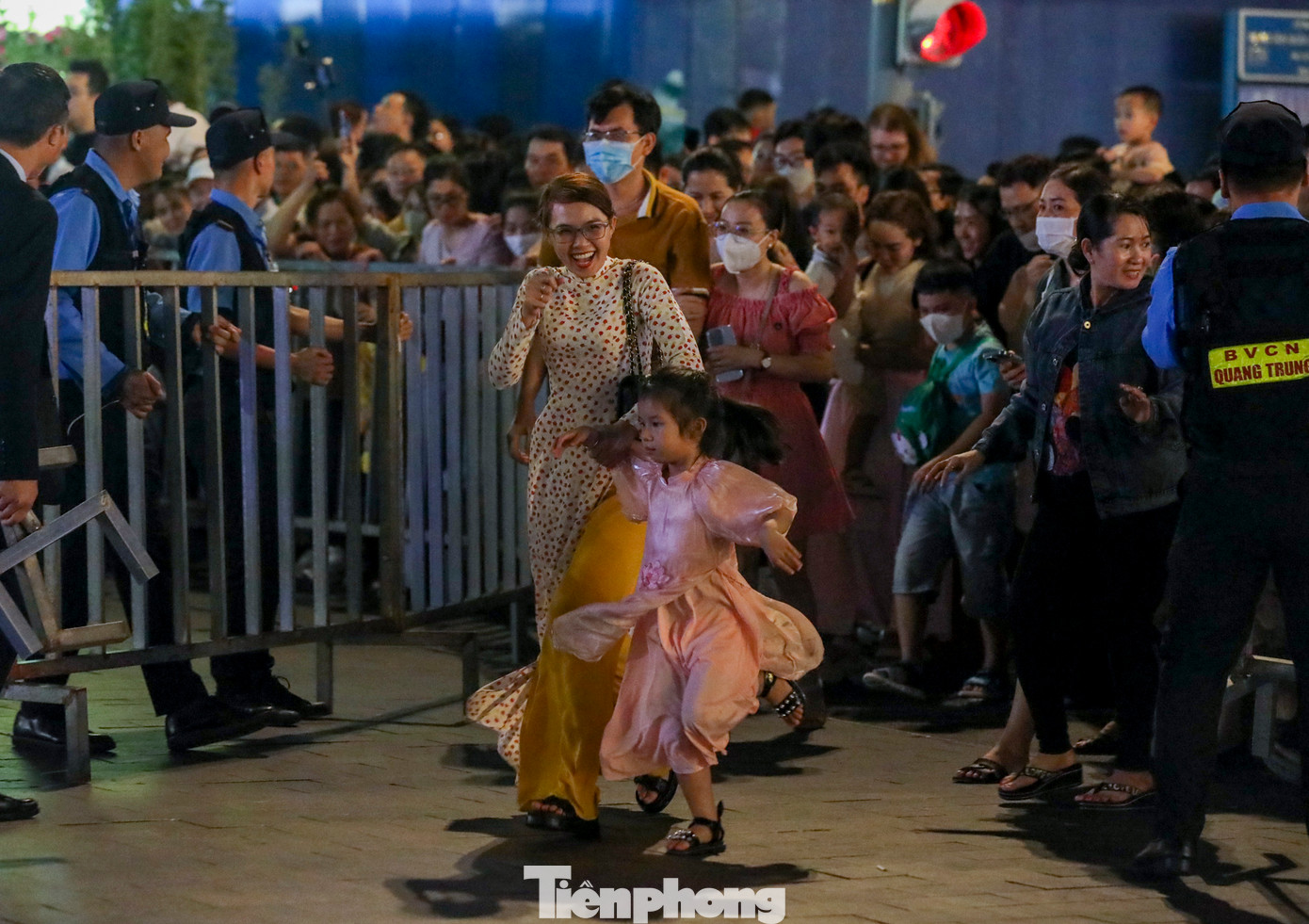 Cảm xúc vỡ oà của du khách khi là những người đầu tiên bước vào tham quan đường hoa.