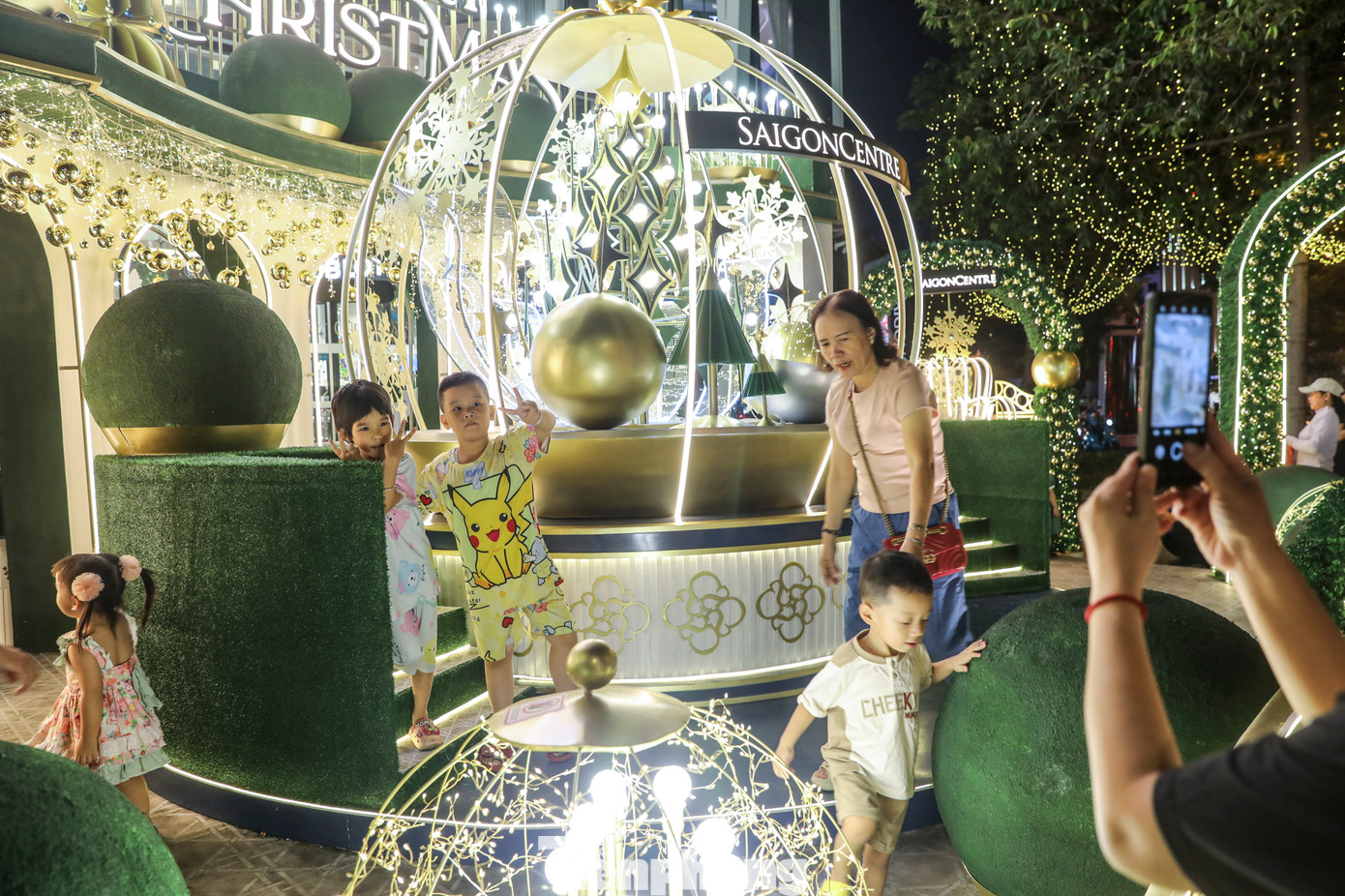 Dưới chân trung tâm thương mại Takashimaya đã được trang hoàng lộng lẫy với nhiều thiết kế độc đáo và bắt mắt thu hút nhiều người đến chụp ảnh.