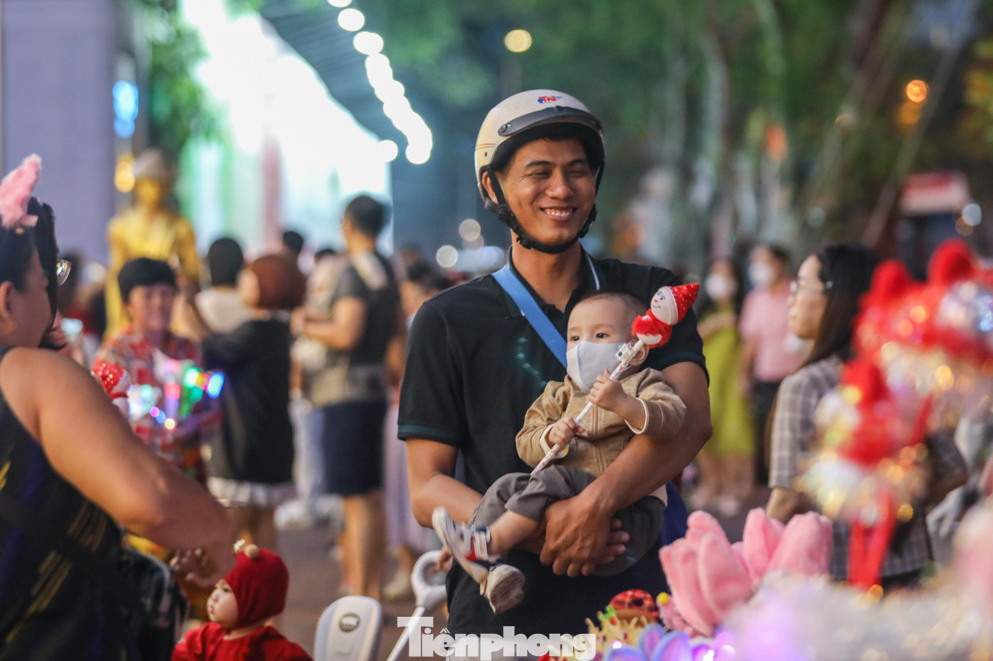 Nhiều em nhỏ khoác lên mình bộ áo mới được bố, mẹ dắt đi chơi Giáng sinh sớm.