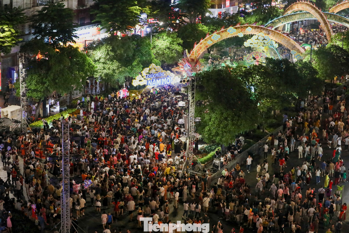 Ngay sau khi mở cửa, đường hoa chật kín người. Tại khu vực có tiểu cảnh, khách tham quan chen lấn, bước lên phía trước tìm chỗ trống.