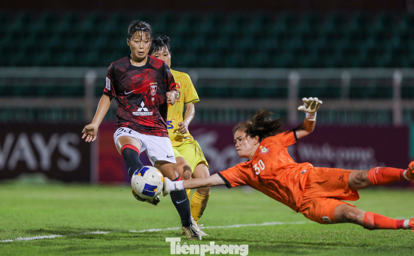 Các miếng tổ chức tấn công đa dạng giúp cho Urawa Red Diamonds tạo ra áp lực lớn về phía cầu môn của Thu Em. Đại diện đến từ Nhật Bản có bàn thắng khai thông thế bế tắc ở giữa hiệp 1, sau pha dứt điểm tinh thế vào góc của Shimada. Các miếng tổ chức tấn công đa dạng giúp cho Urawa Red Diamonds tạo ra áp lực lớn về phía cầu môn của Thu Em. Đại diện đến từ Nhật Bản có bàn thắng khai thông thế bế tắc ở giữa hiệp 1, sau pha dứt điểm tinh thế vào góc của Shimada.