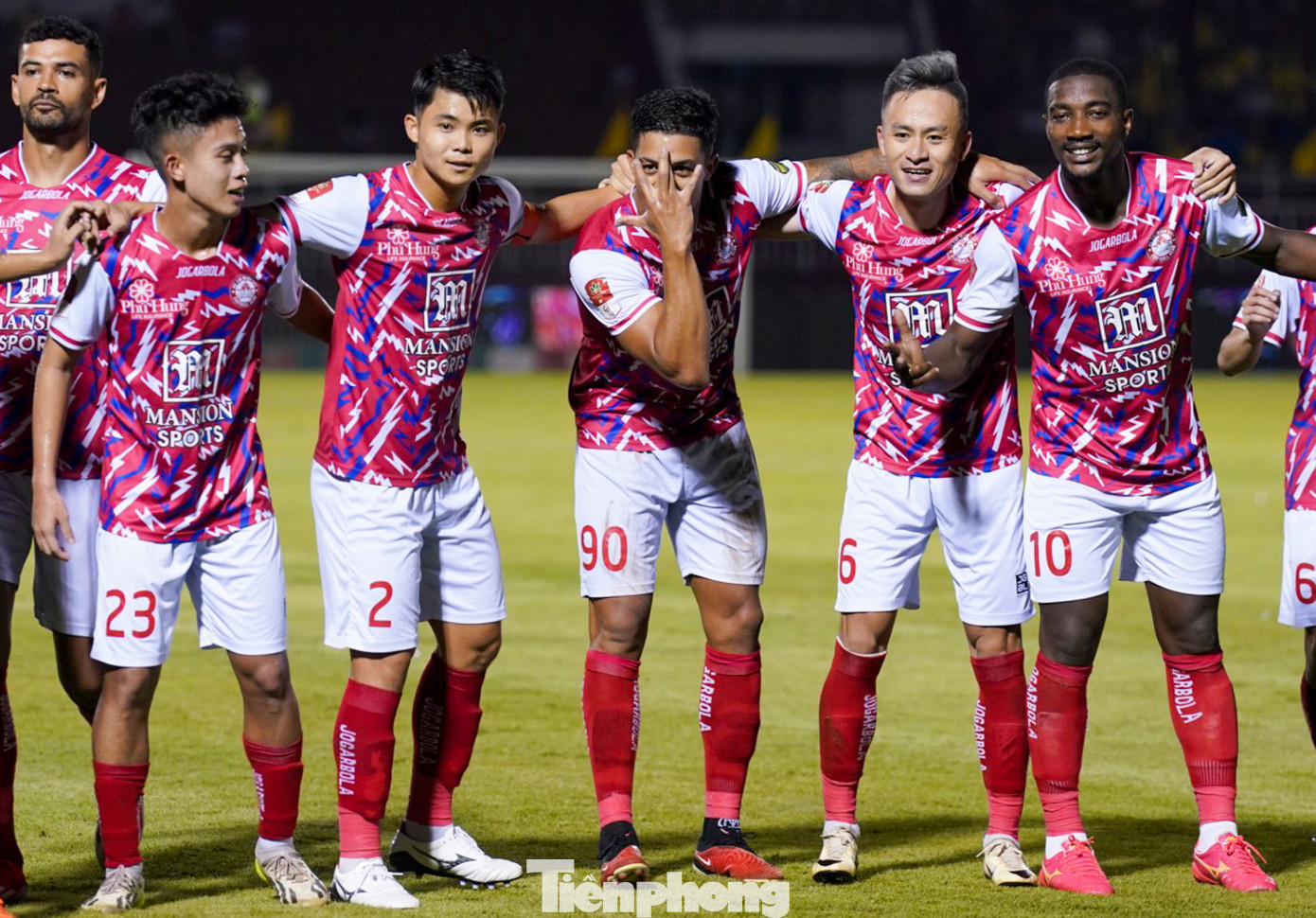 CLB TPHCM chủ động đẩy nhanh tốc độ trận đấu trong hiệp 2 và trái ngọt đã đến với thầy trò HLV Phùng Thanh Phương với bàn thắng mở tỷ số do công của Patino ở phút 50.