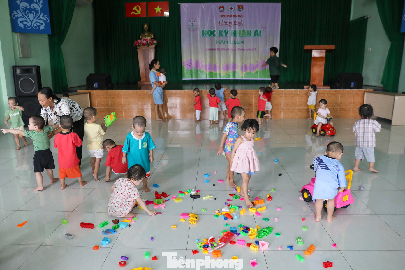Tại Trung tâm Bảo trợ trẻ em Tam Bình (TP Thủ Đức), có 32 trẻ chuyển về. Các em được ở trong 2 căn phòng riêng dưới sự chăm sóc của bảo mẫu. Hiện tại, trẻ vẫn sinh hoạt khu riêng để ổn định tâm lý và dần làm quen môi trường trước khi hòa nhập chung với hơn 200 trẻ em đang sinh sống ở trung tâm này.