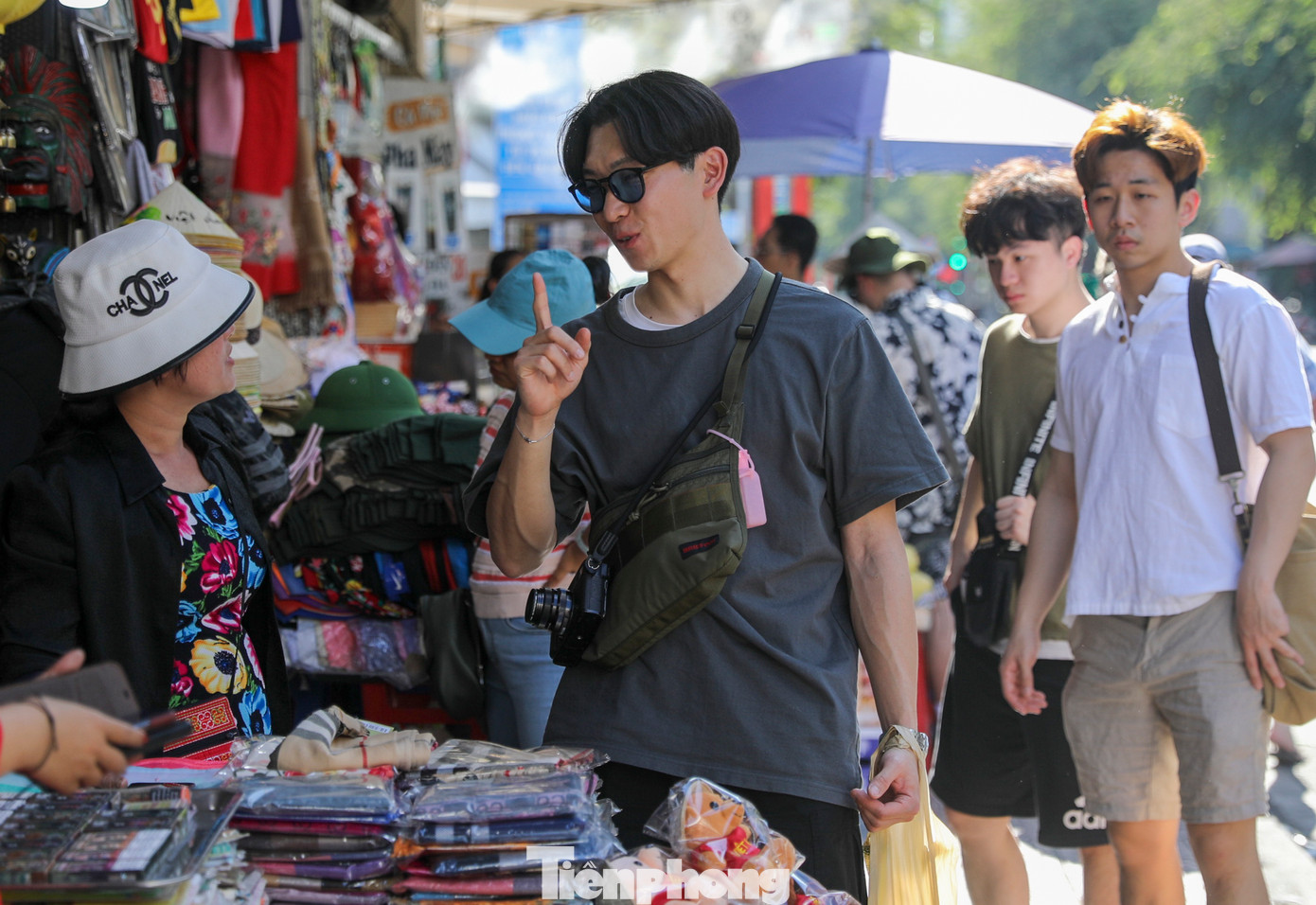 Một số du khách cẩn thận trả giá từng món đồ mình muốn mua. Các tiểu thương chia sẻ, tất cả hàng hóa ở đây đều được bán đúng giá, không vì khách là nước ngoài mà nâng giá tùy tiện.