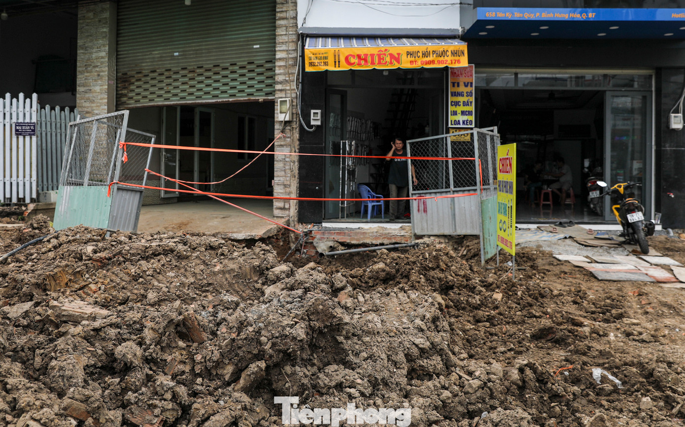 Nhà dân trên đường Tân Kỳ Tân Quý lùi sâu nhường mặt bằng cho dự án mở rộng đường.